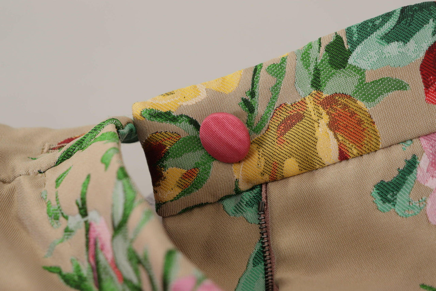 Dolce &amp; Gabbana – Beigefarbenes Kleid mit Blumenmuster und formeller Hose mit hoher Taille