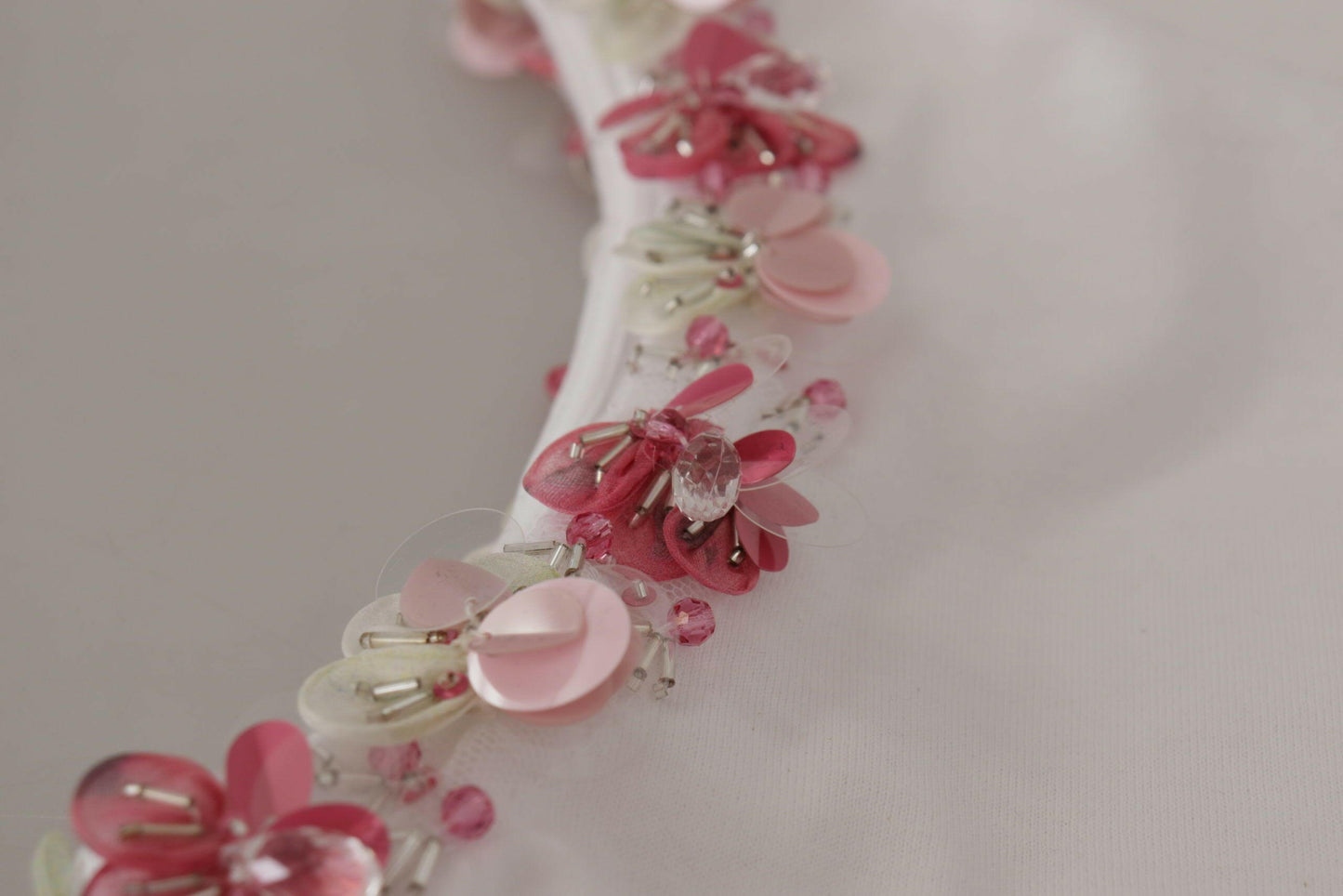 Dolce &amp; Gabbana – Weißes T-Shirt mit DG-Krone und Blumenpailletten