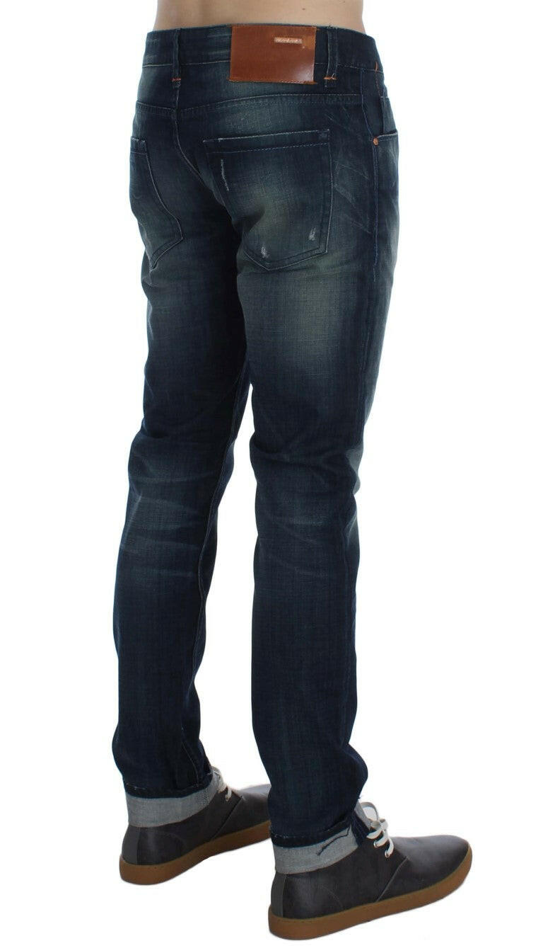 Acht Slim Fit Jeans aus Baumwolldenim in blauer Waschung