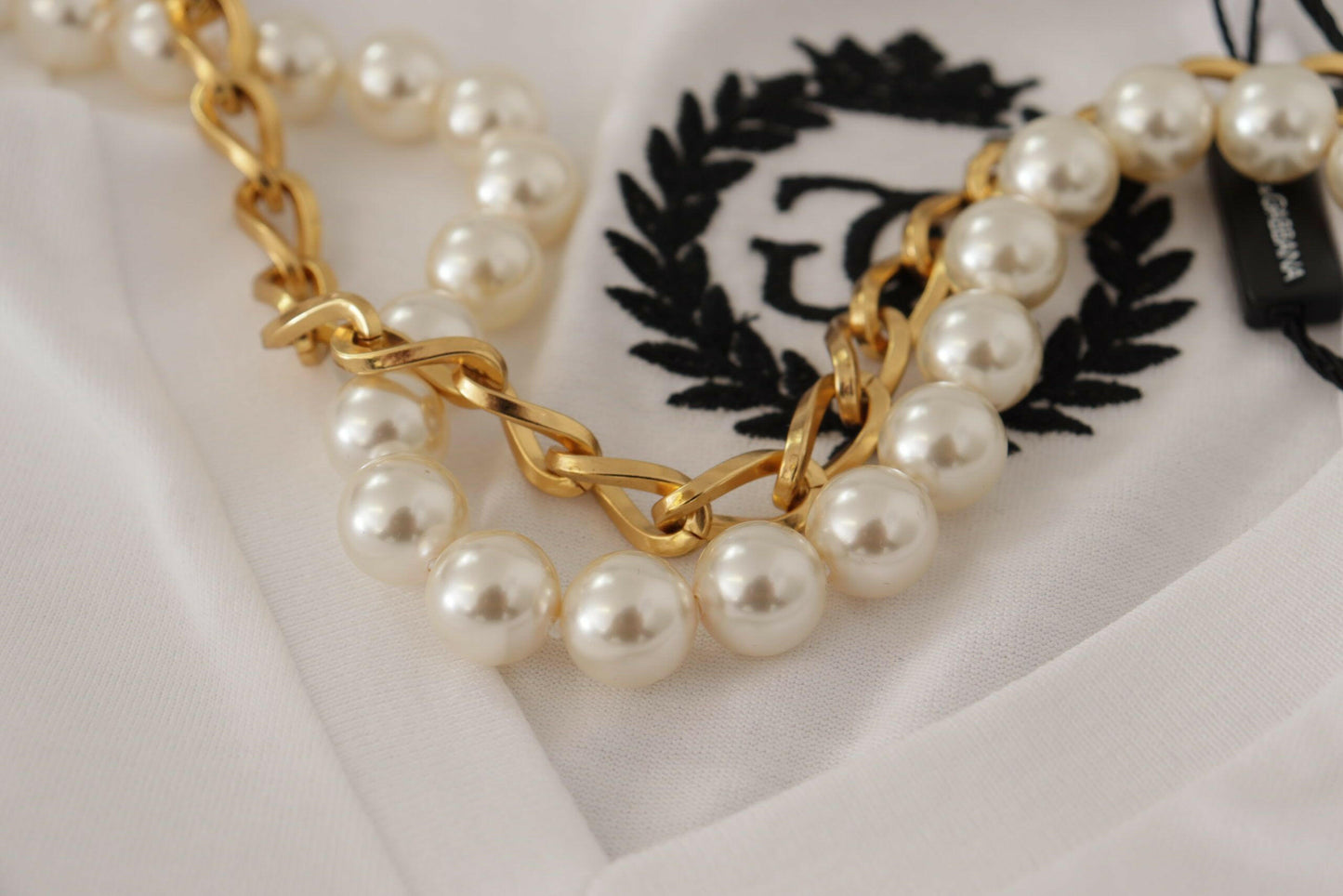 Dolce &amp; Gabbana – Weißes T-Shirt-Oberteil mit Halskette und verziertem Ausschnitt