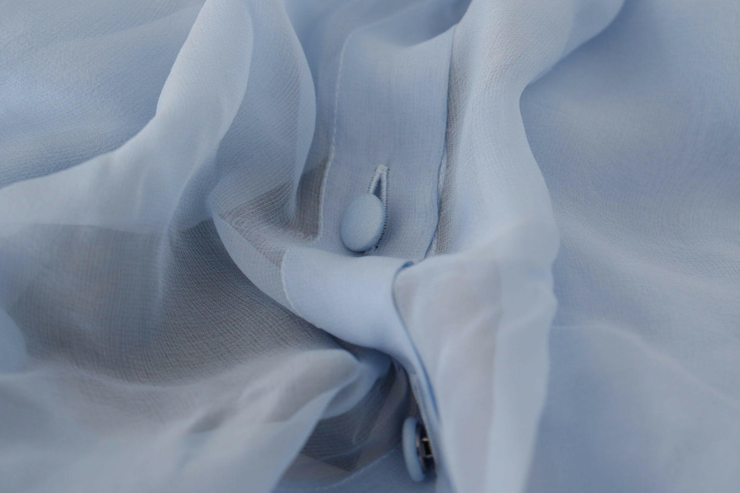 Dolce &amp; Gabbana – Hellblaues Seidenoberteil mit Ascot-Kragen und langen Ärmeln