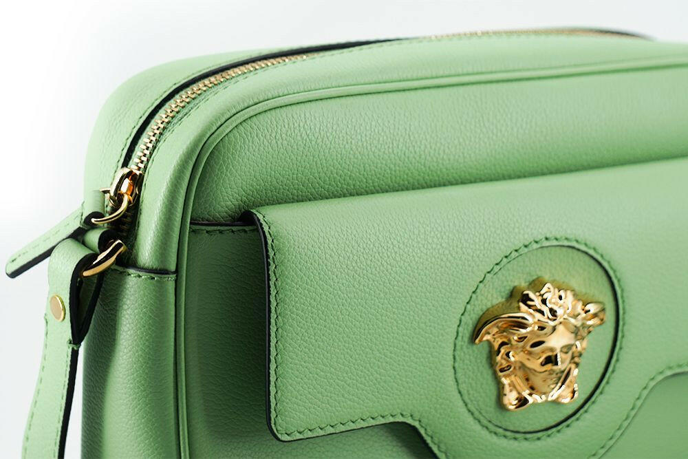 Versace mintgrüne Schultertasche aus Kalbsleder