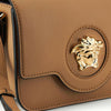 Versace Schultertasche aus braunem Kalbsleder