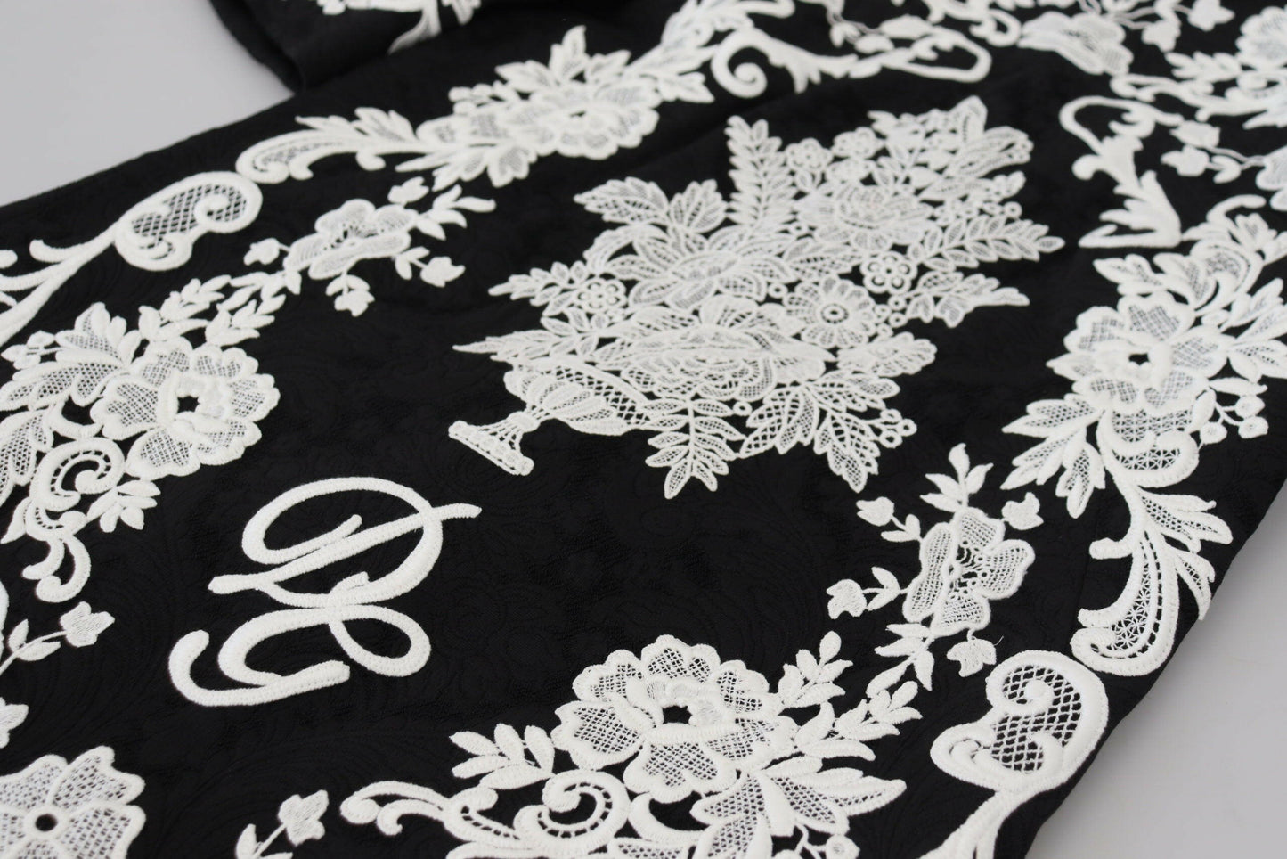 Dolce &amp; Gabbana – Schwarzes A-Linien-Kleid mit halblangen Ärmeln und Spitzenbesatz