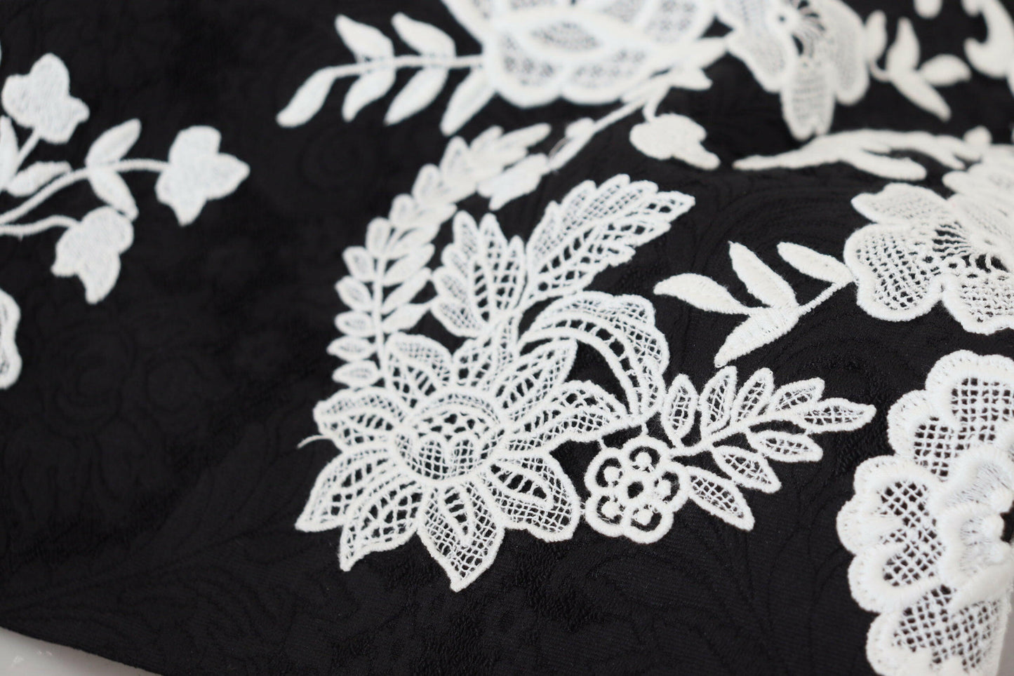 Dolce &amp; Gabbana – Schwarzes A-Linien-Kleid mit halblangen Ärmeln und Spitzenbesatz