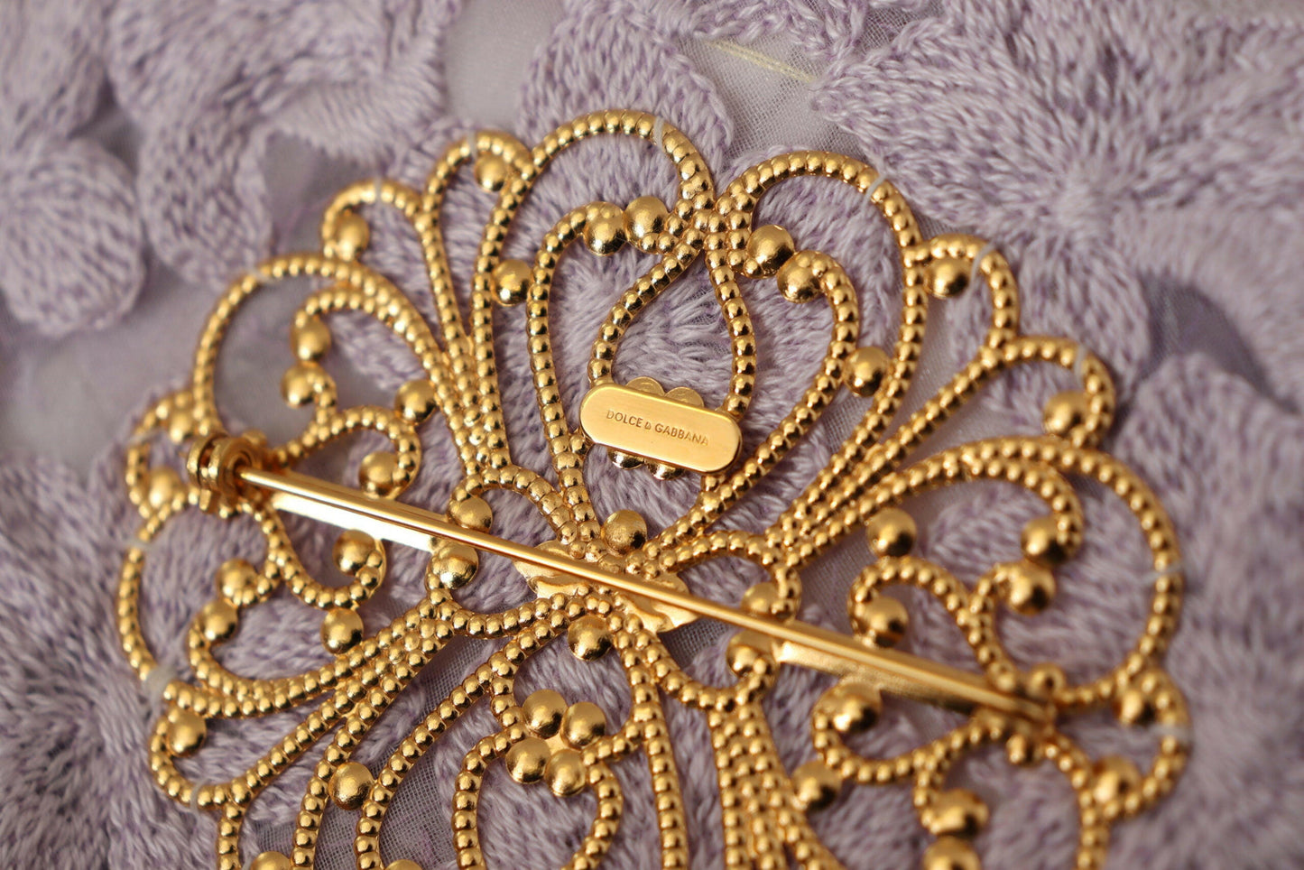 Broche élégante en soie mélangée violette à fleurs Dolce &amp; Gabbana