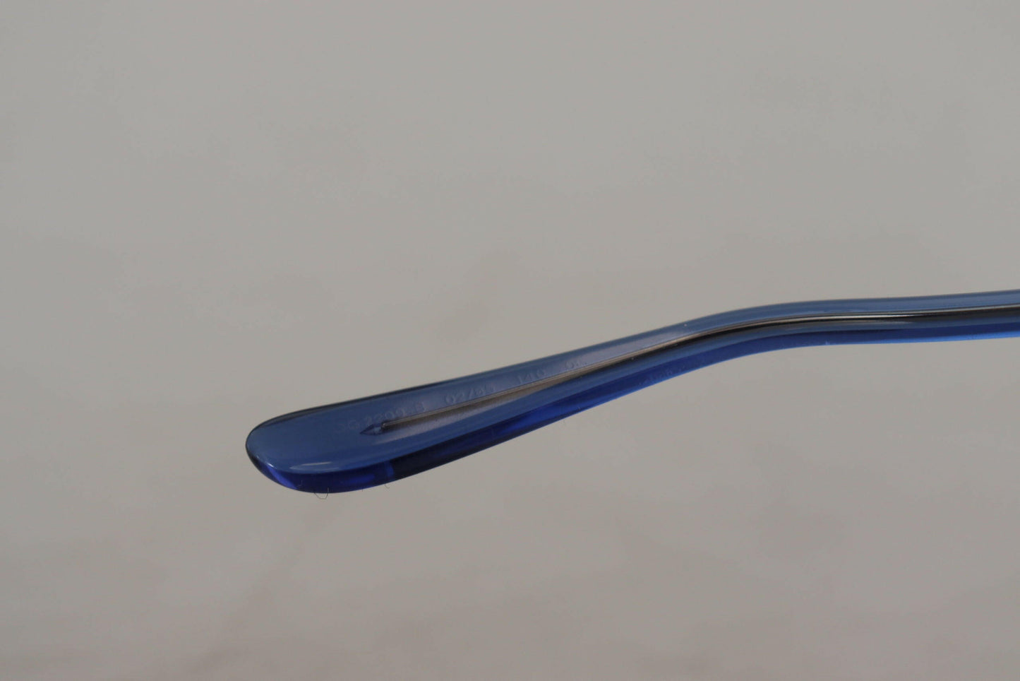 Dolce &amp; Gabbana – DG2209B – Sonnenbrille mit ovalen Metallkristallen in Gold