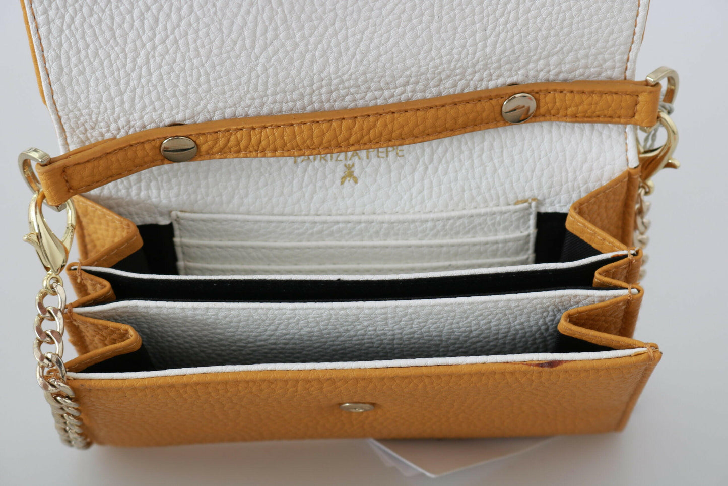 Patrizia Pepe – Schultertasche aus Leder mit gelbem Logo