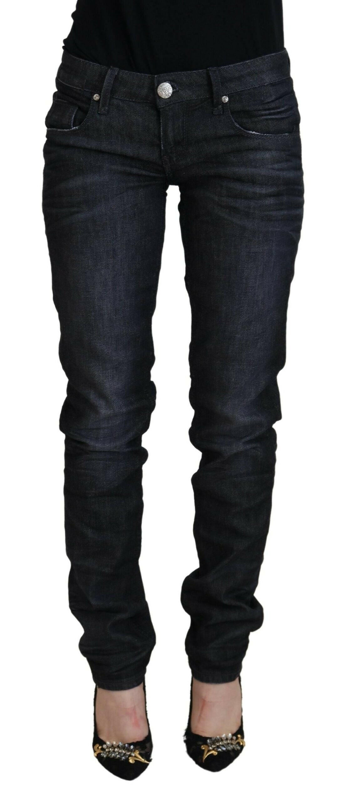 Acht Schwarze, schmal geschnittene Damen-Jeans aus Baumwolle mit niedriger Taille