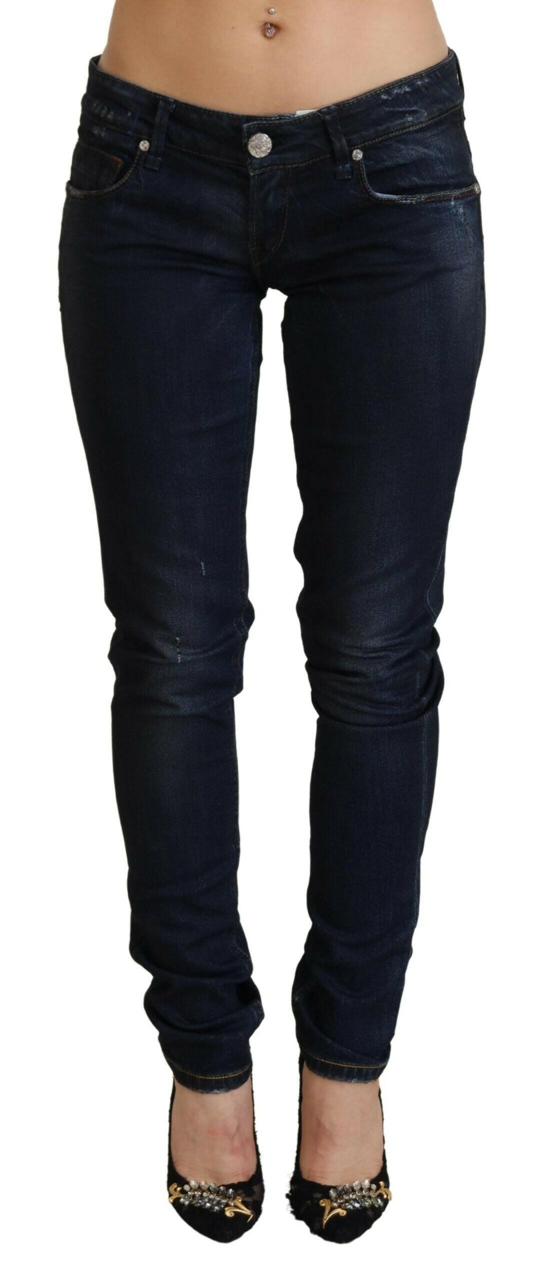 Acht Blaue Slim Fit Damen Jeans mit niedriger Taille