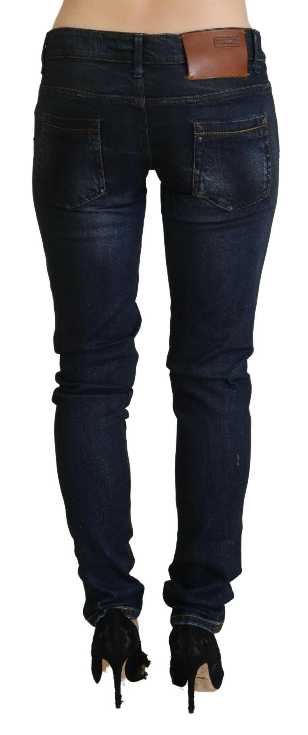 Acht Blaue Slim Fit Damen Jeans mit niedriger Taille