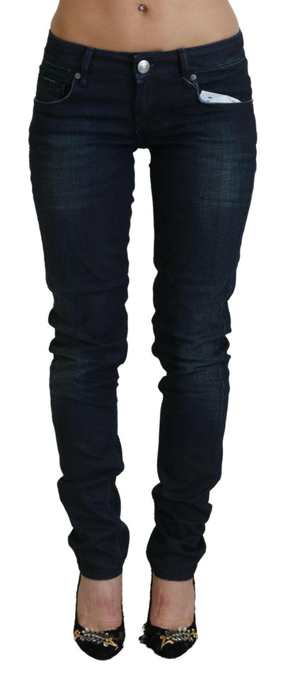 Acht Blaue Slim Fit Damen Jeans mit niedriger Taille