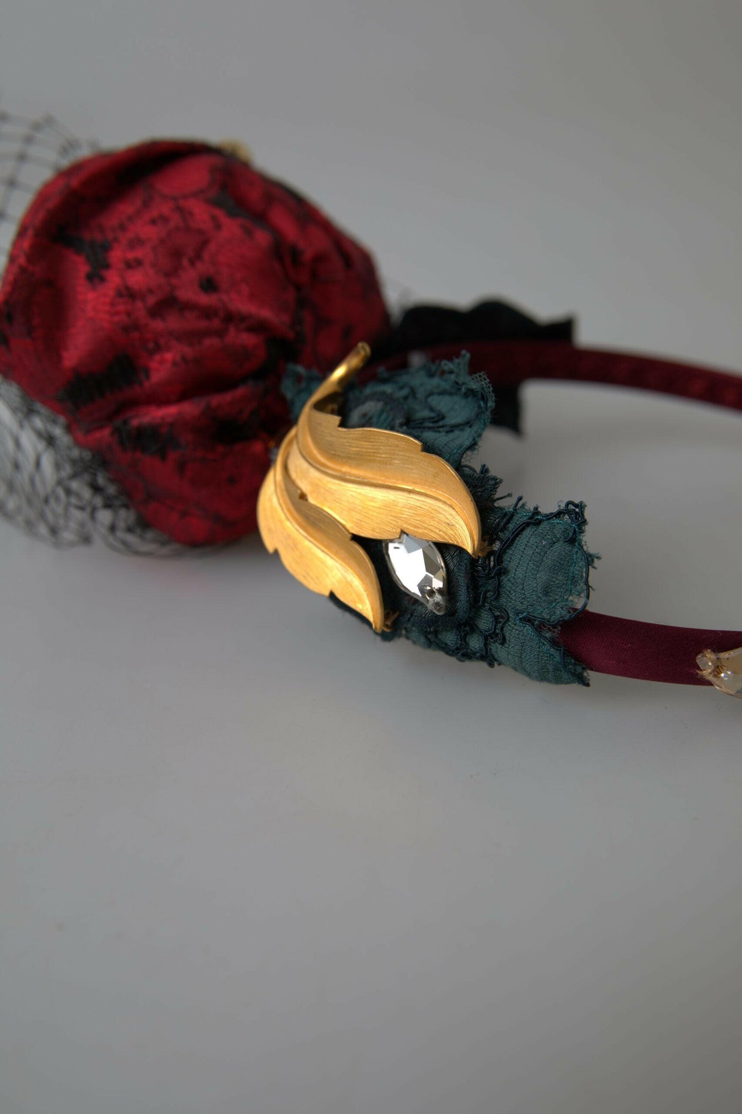 Dolce &amp; Gabbana – Rotes Haarband mit mehrfarbigem Rosen-Seidenkristall-Netzlogo und Diadem