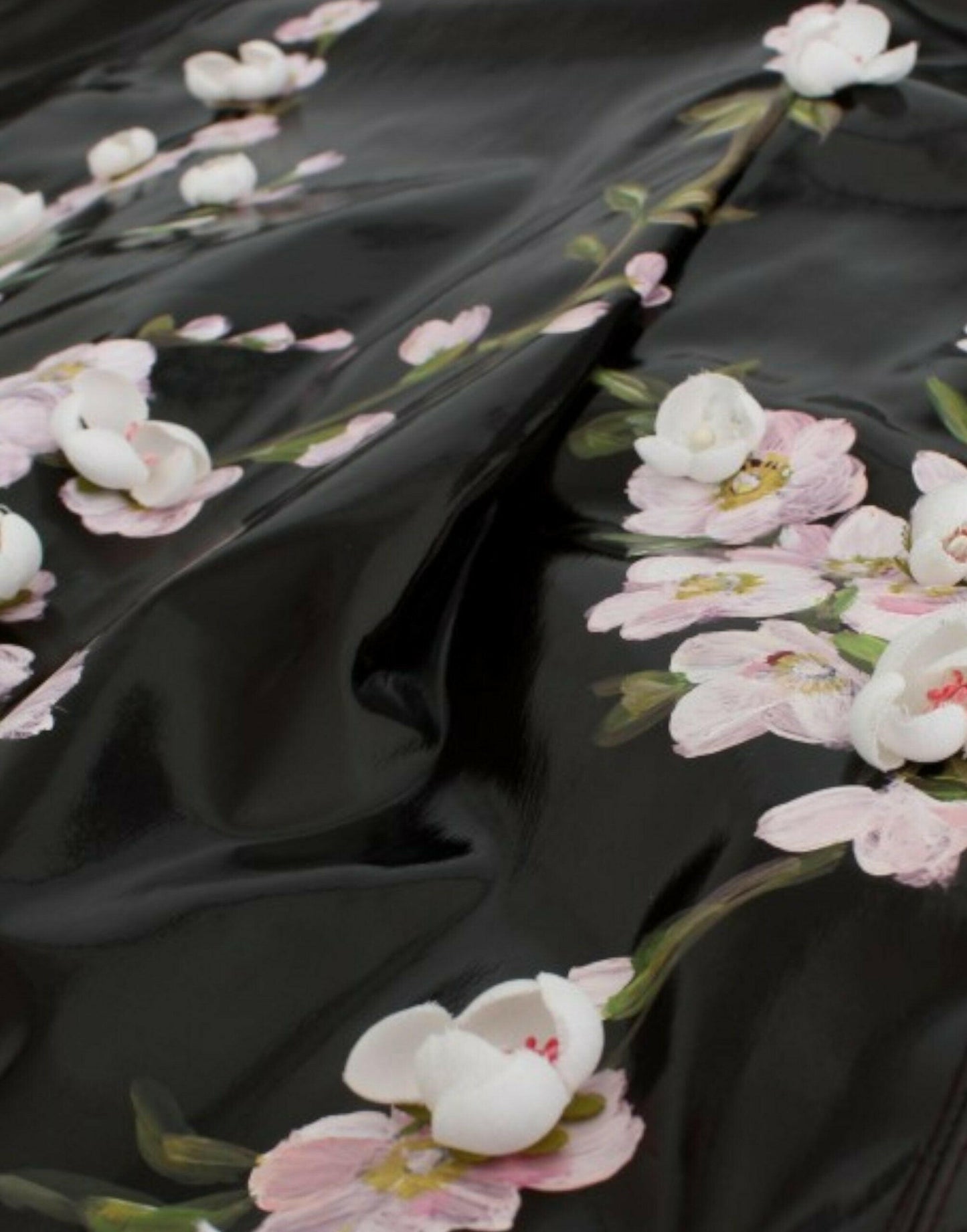 Dolce &amp; Gabbana Schwarzes Lackkleid mit Blumenmuster, handbemalt