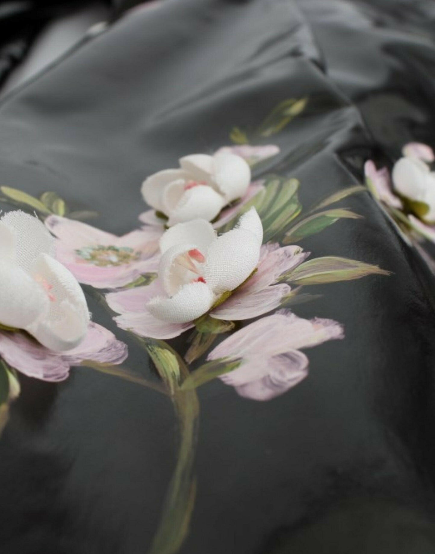 Dolce &amp; Gabbana Schwarzes Lackkleid mit Blumenmuster, handbemalt