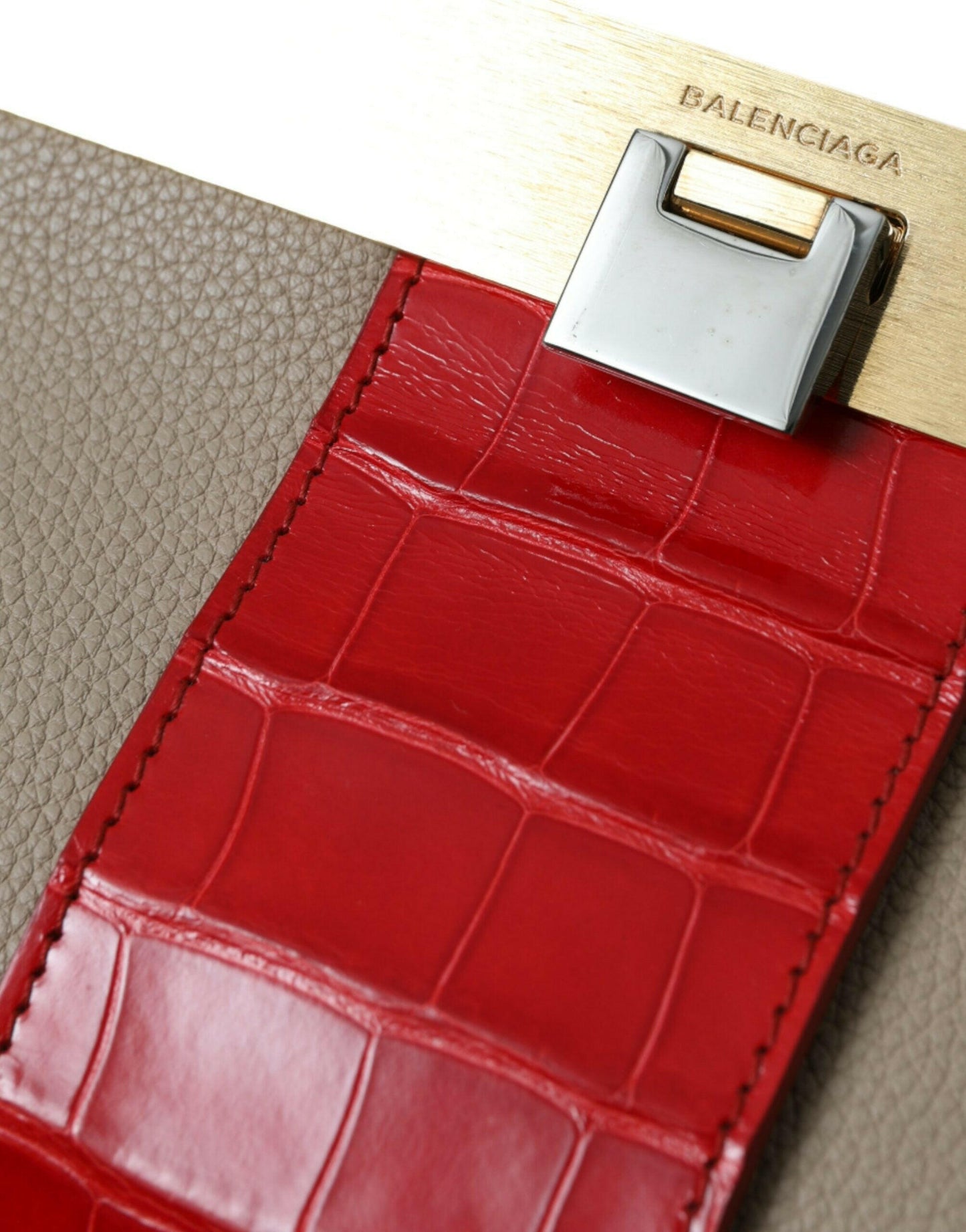 Balenciaga Beige-Rot Zweifarbige Beuteltasche aus exotischem Leder
