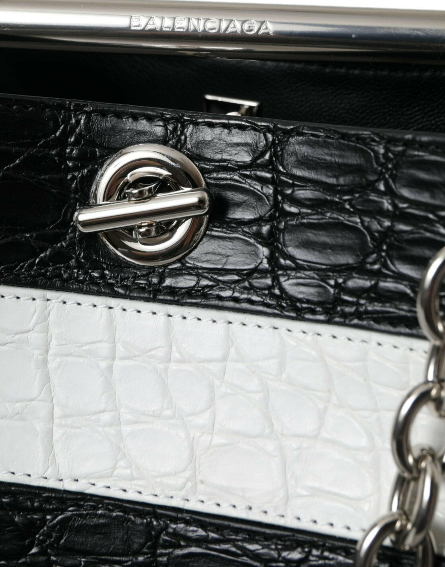 Balenciaga – Maxi-Eimertasche aus Leder mit Streifen in Schwarz und Weiß