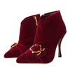 Dolce &amp; Gabbana Dunkelrote Samtstiefeletten mit Schnalle