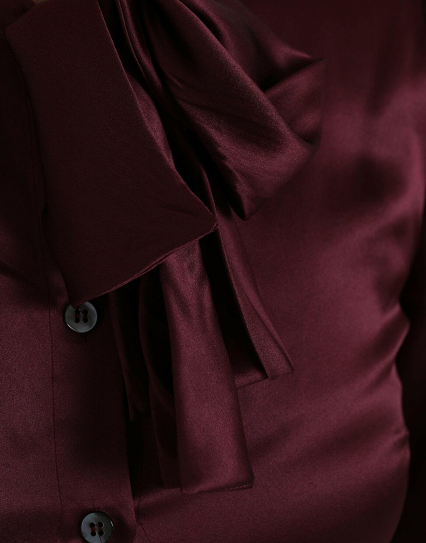 Dolce &amp; Gabbana – Kastanienbraune Bluse mit Ascot-Kragen und langen Ärmeln