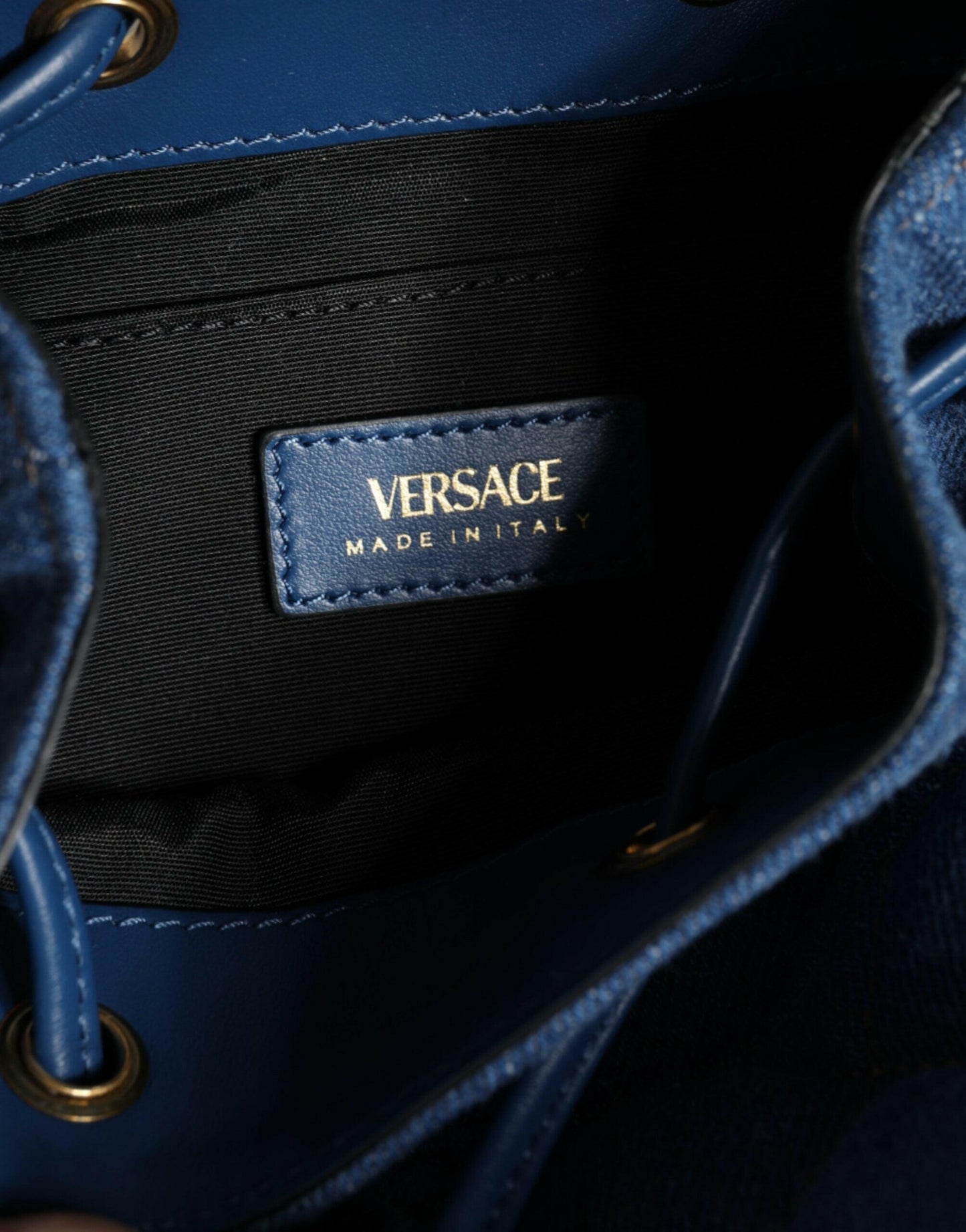 Versace – Umhängetasche aus gestepptem Denim-Leder in Blau