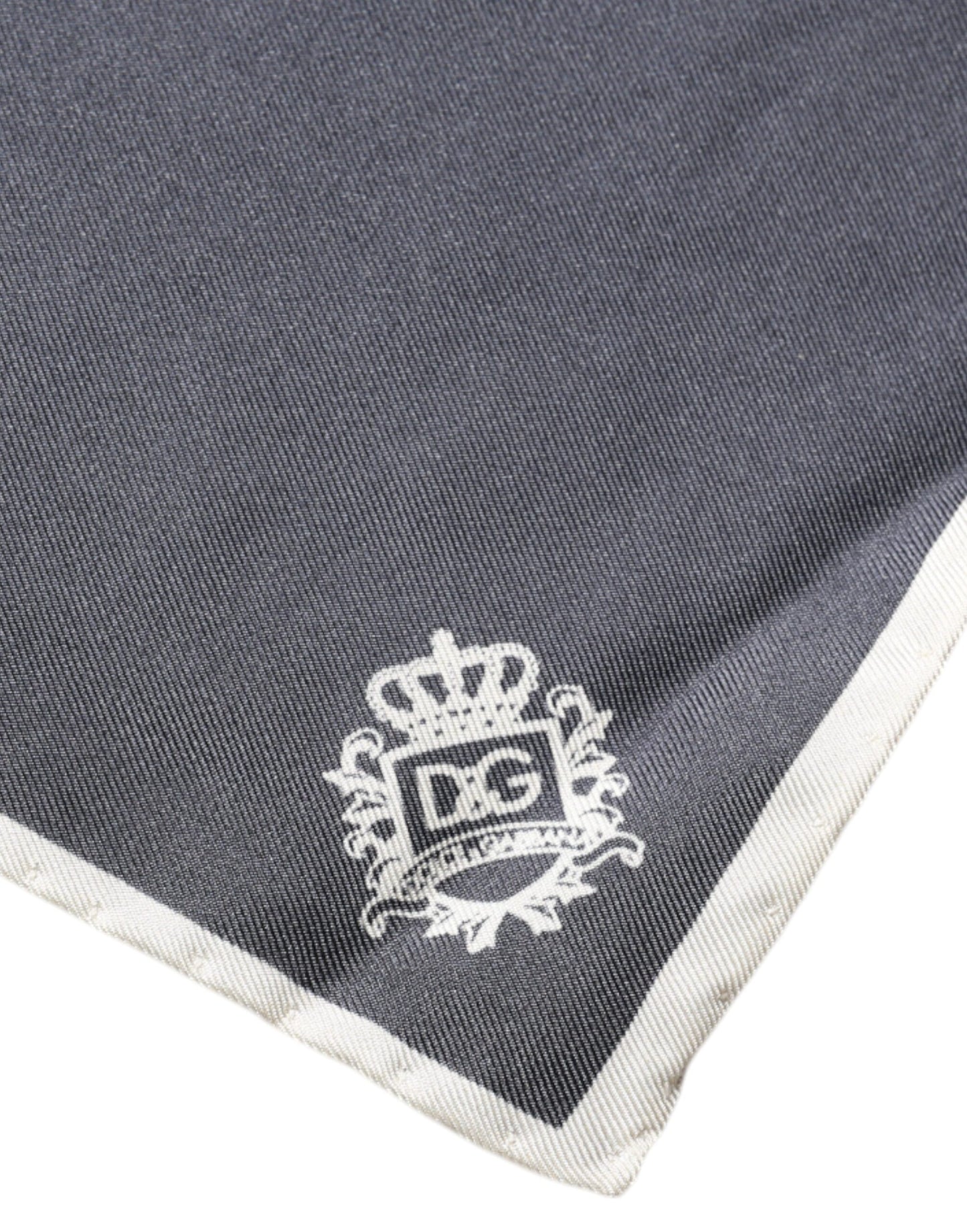 Dolce &amp; Gabbana – Quadratischer Taschentuchschal mit Kronenlogo in Grau