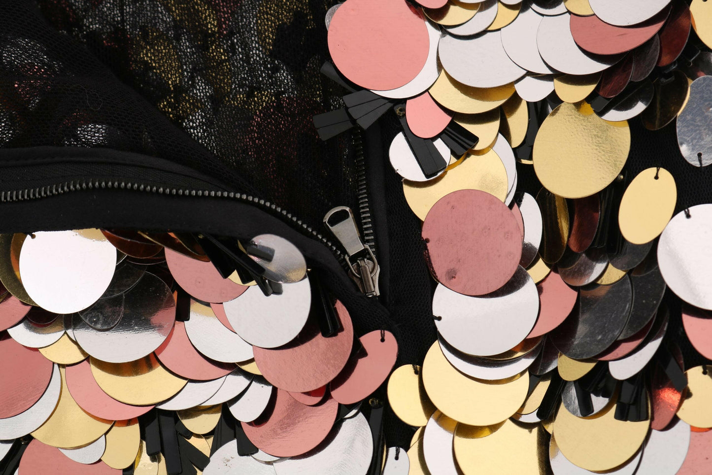 Dolce &amp; Gabbana – Hoch taillierter Rock mit goldenen Pailletten und Schößchen