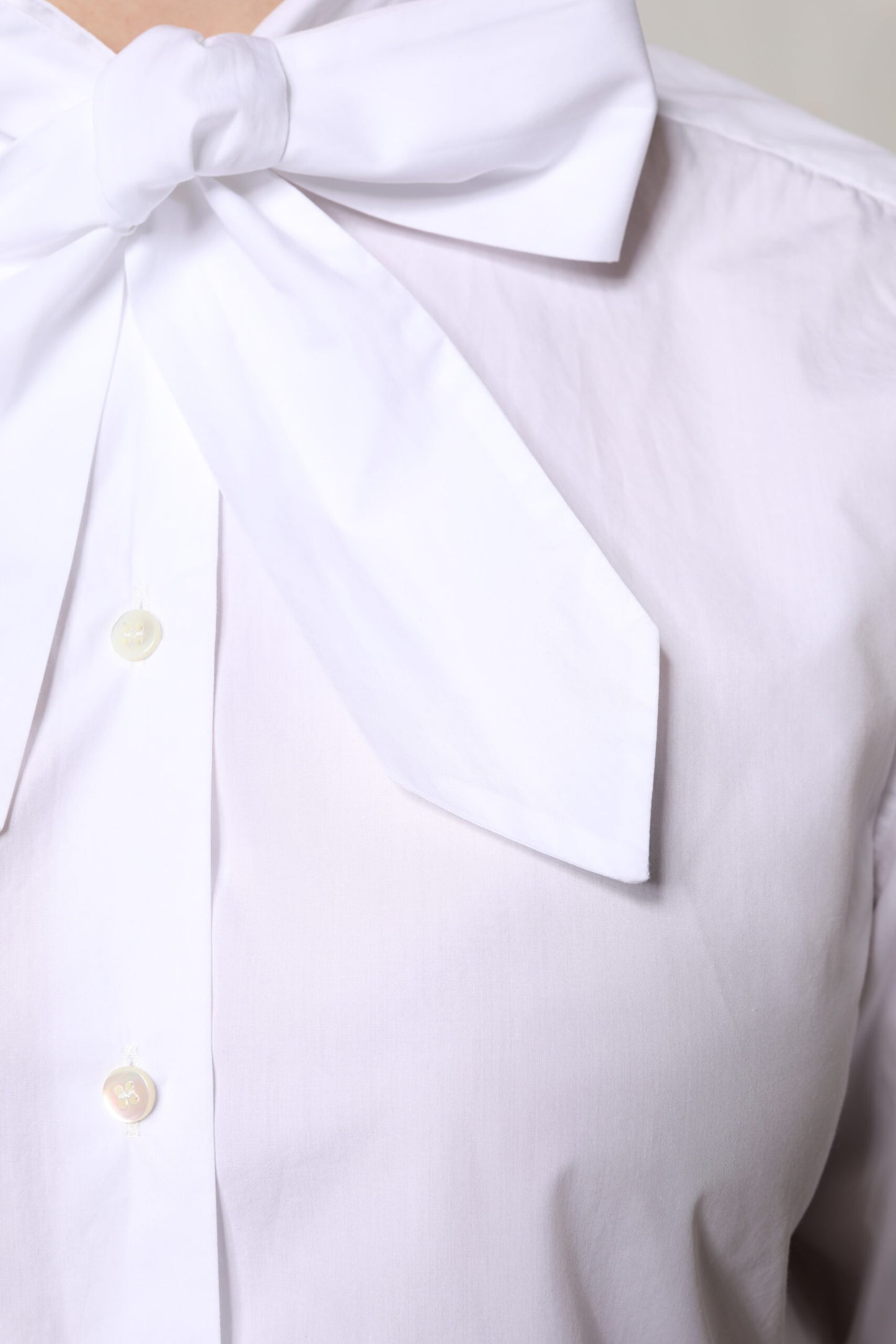 Dolce &amp; Gabbana, weißes Langarm-Bluse-Top mit Ascot-Kragen