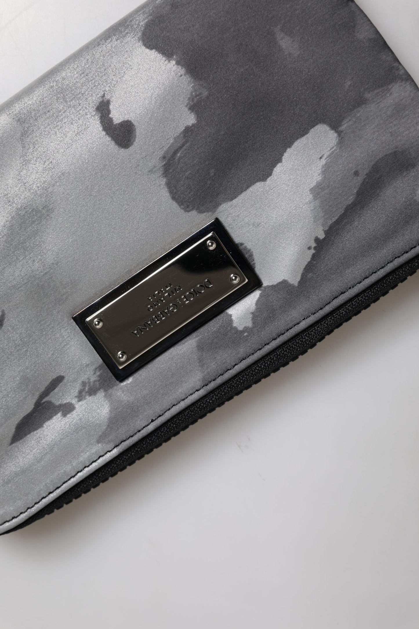 Dolce &amp; Gabbana – Schwarz-graue Camouflage-Tasche mit Logo-Plakette und Schlüsselanhänger