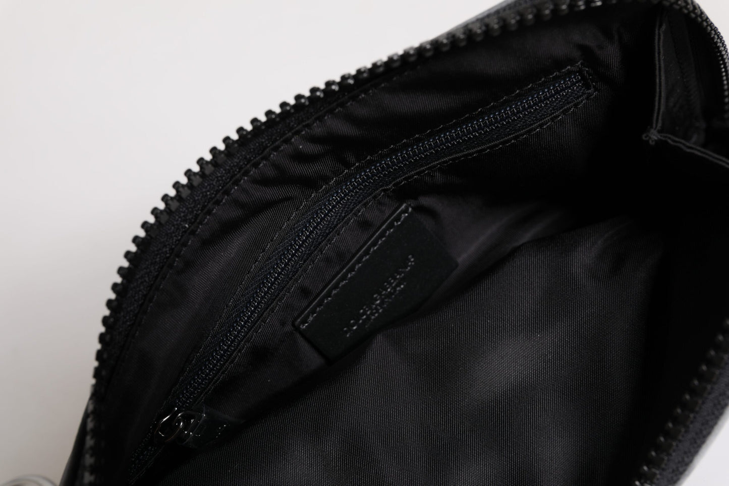 Dolce &amp; Gabbana – Schwarz-graue Camouflage-Tasche mit Logo-Plakette und Schlüsselanhänger