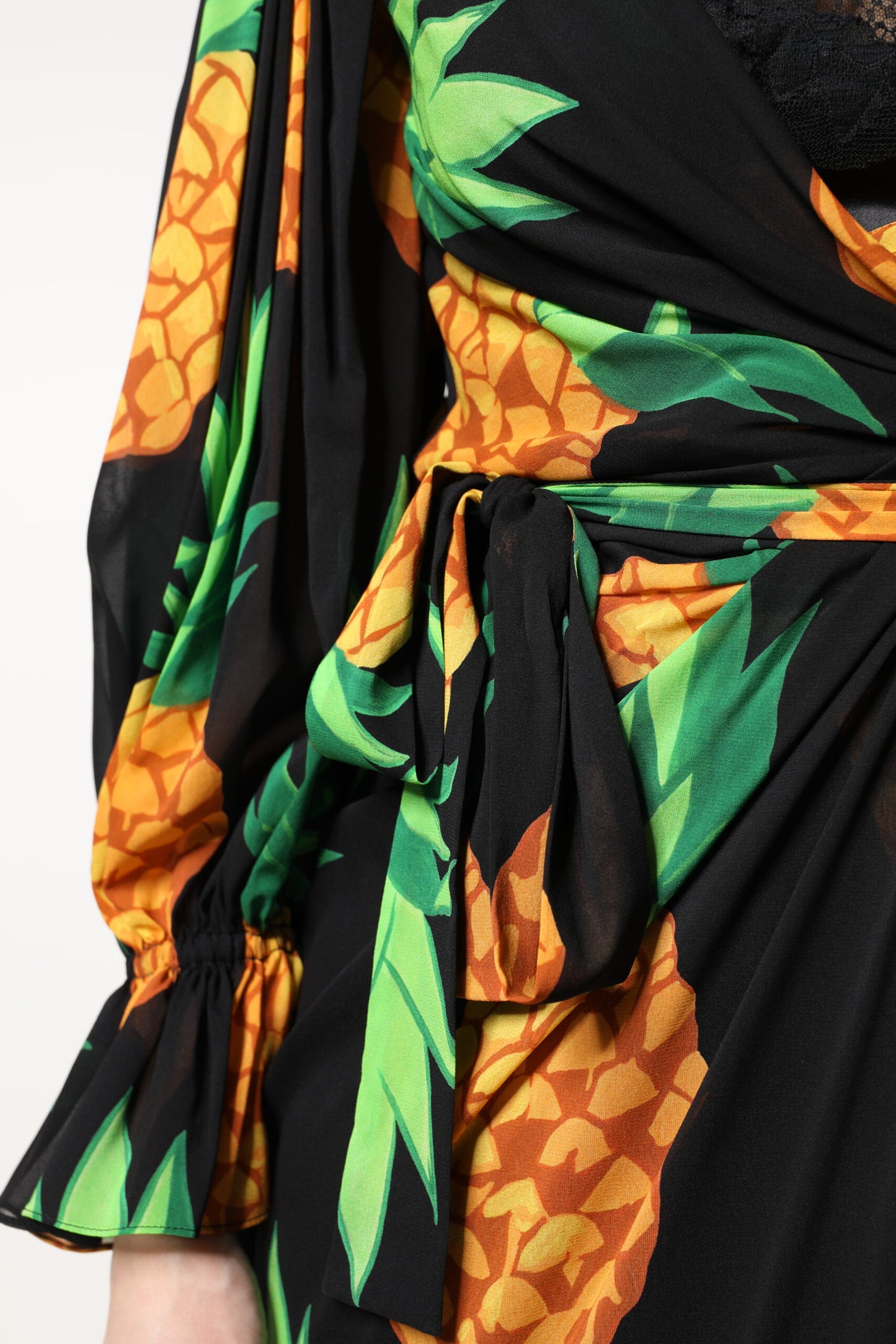 Dolce &amp; Gabbana Schwarzes Wickelkleid aus Seide mit Ananas-Print