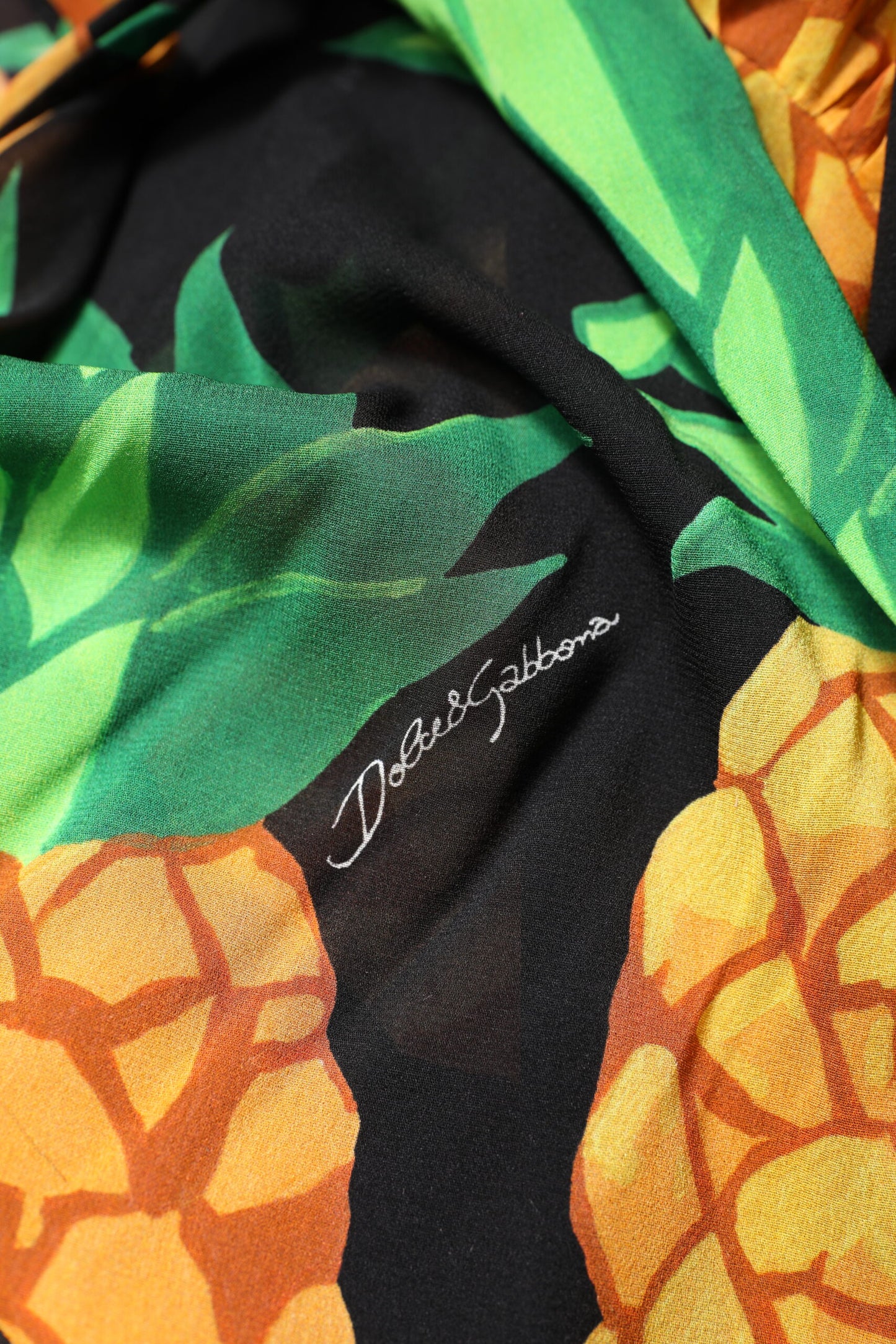 Dolce &amp; Gabbana Schwarzes Wickelkleid aus Seide mit Ananas-Print