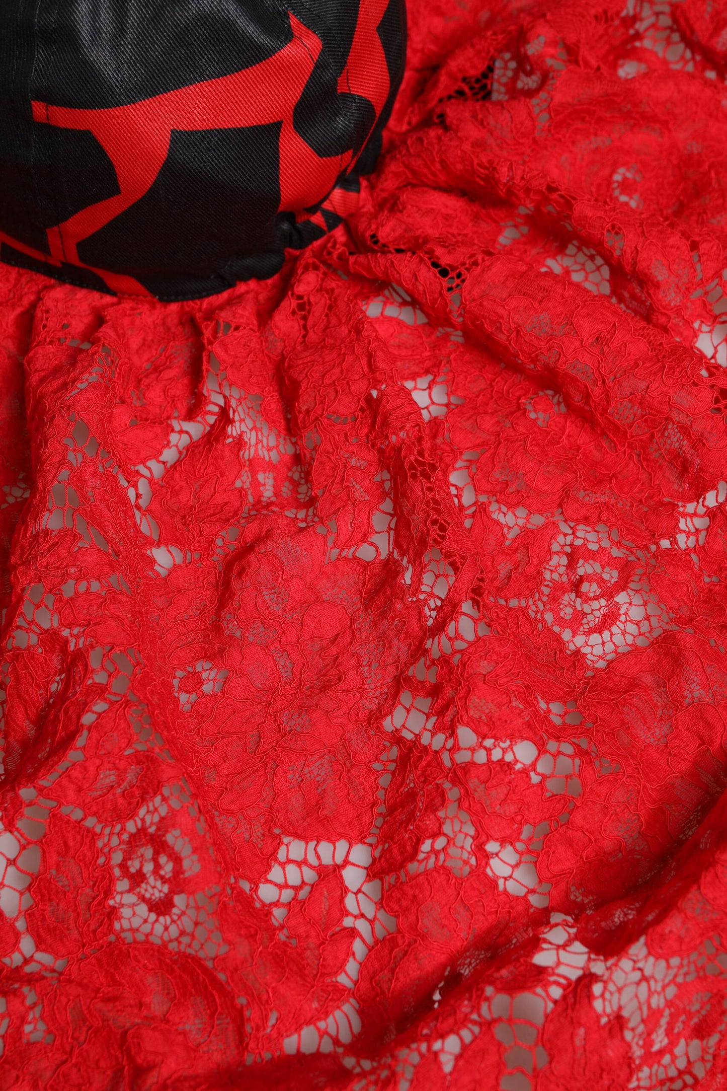 Dolce &amp; Gabbana – Baseballkappe aus Baumwolle mit rot-schwarzer Spitze und Tüll