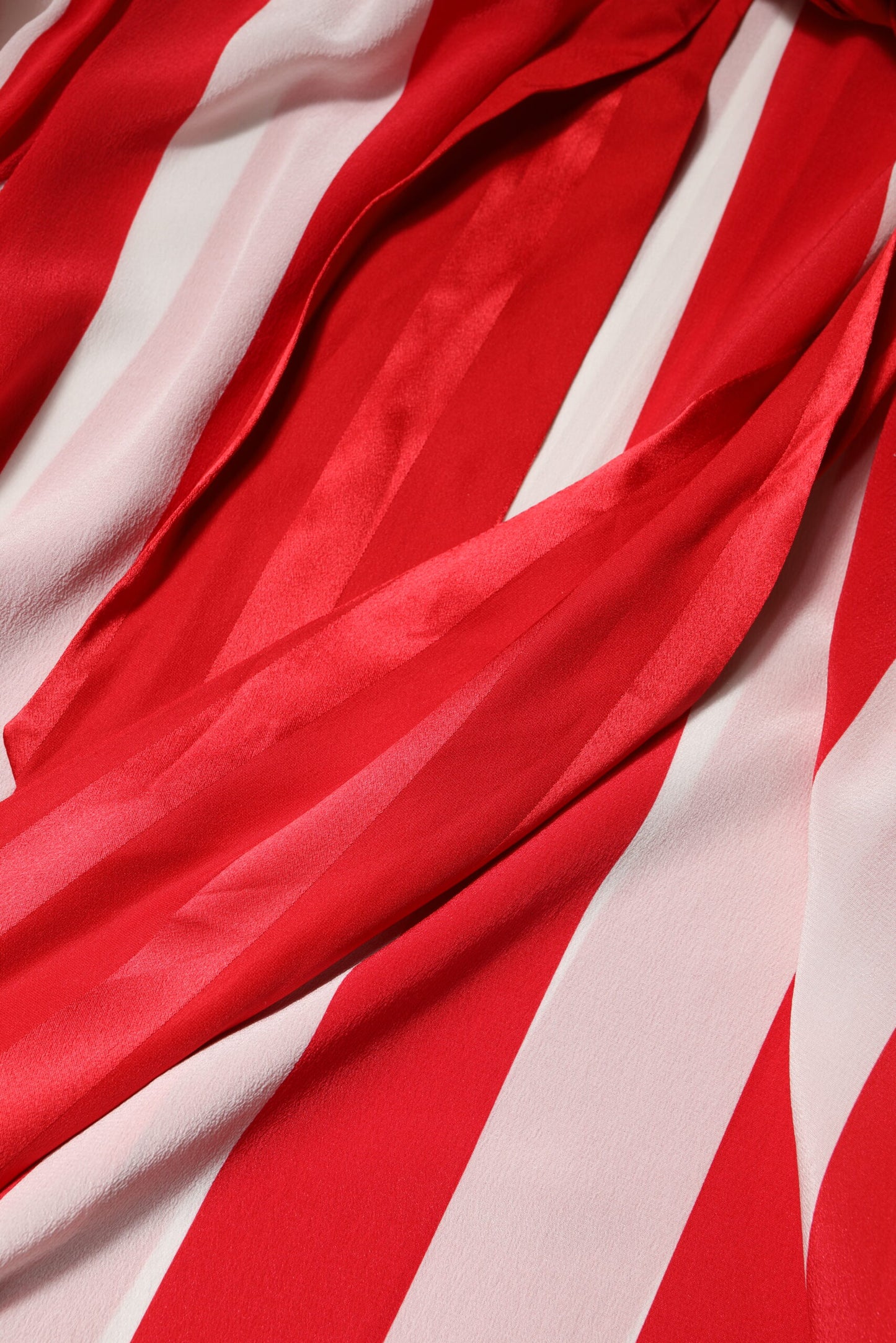 Dolce &amp; Gabbana – Blusentop mit Ascot-Kragen und roten und weißen Streifen