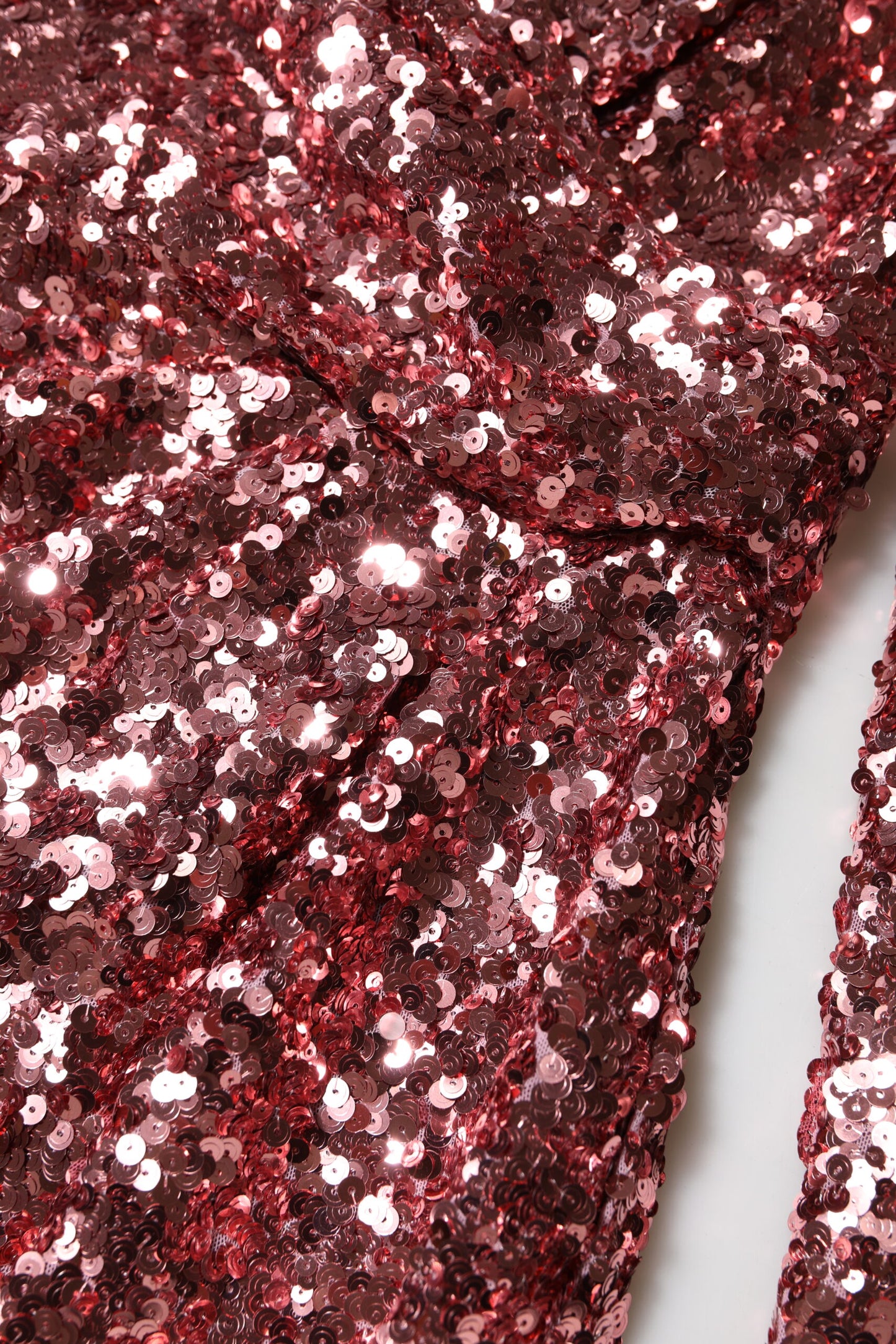 Dolce &amp; Gabbana – Statement-Midikleid aus Nylon mit V-Ausschnitt und Pailletten in Rosa