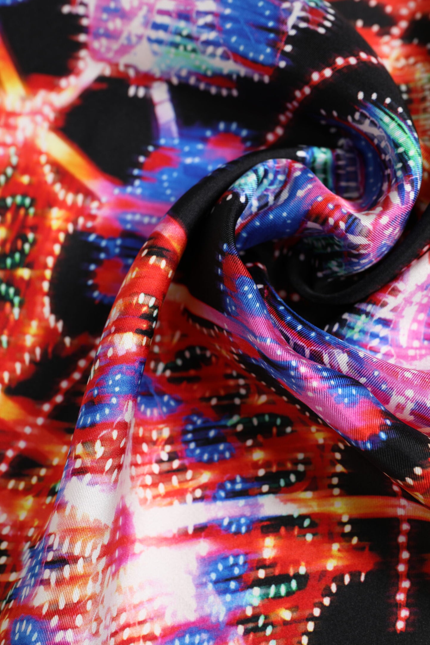 Dolce &amp; Gabbana – Schwarzer, quadratischer Foulard-Schal mit mehrfarbigem Print