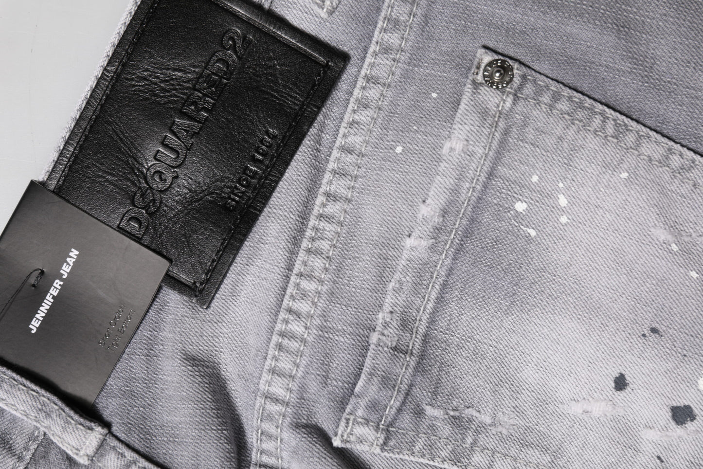 Dsquared² Grau verwaschene Jeans mit mittelhohem Bund und konischem Schnitt