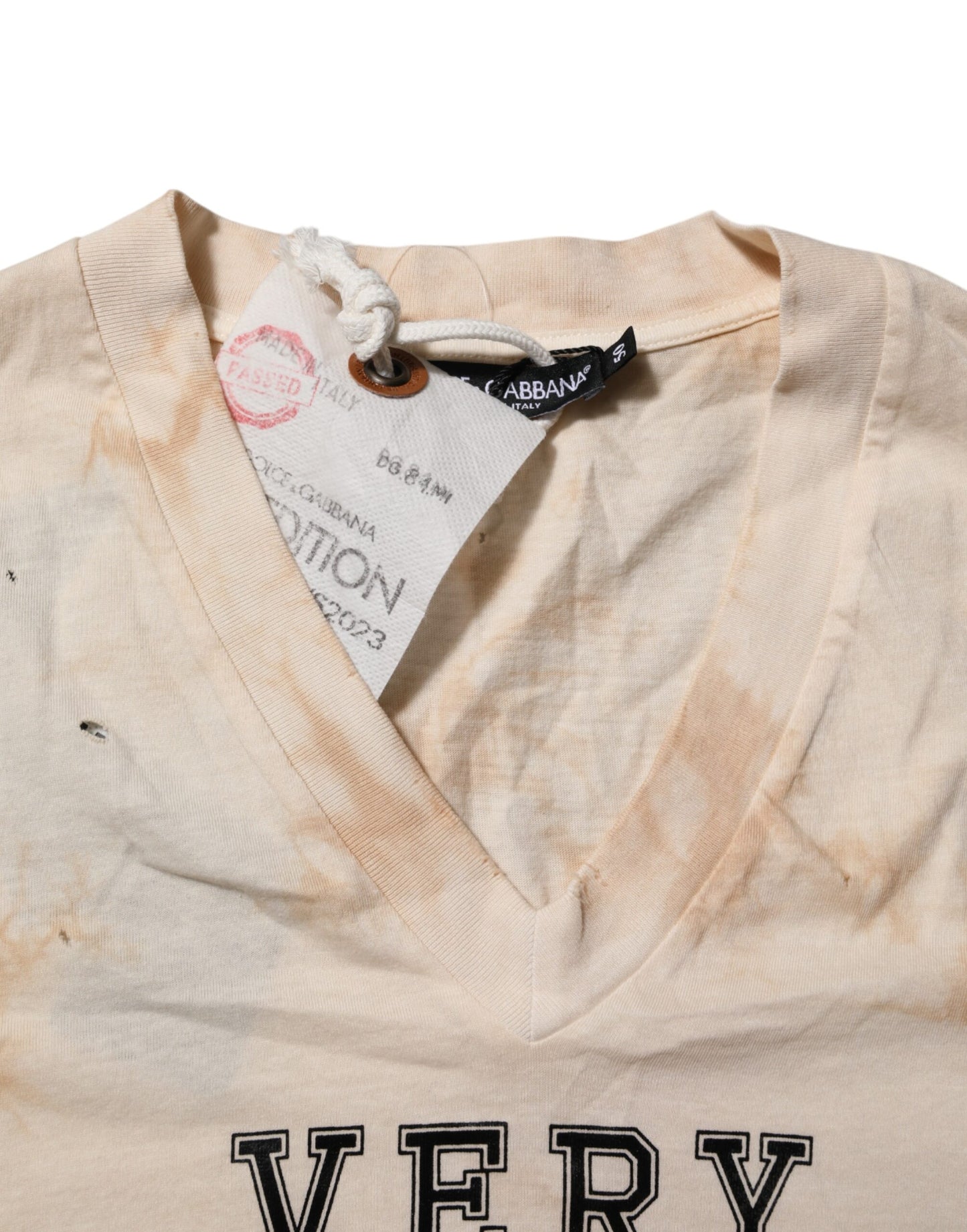 Dolce &amp; Gabbana – Beiges T-Shirt mit V-Ausschnitt und kurzem Logo-Print