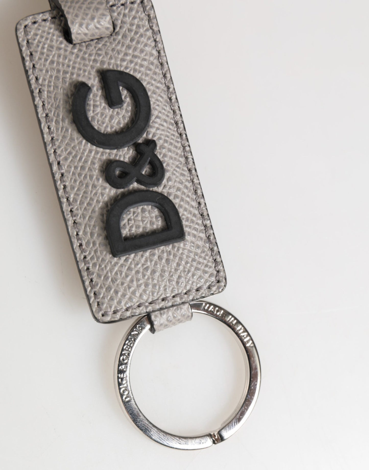 Dolce &amp; Gabbana Schlüsselanhänger mit Logo-Metallring aus grauem Leder, Herren