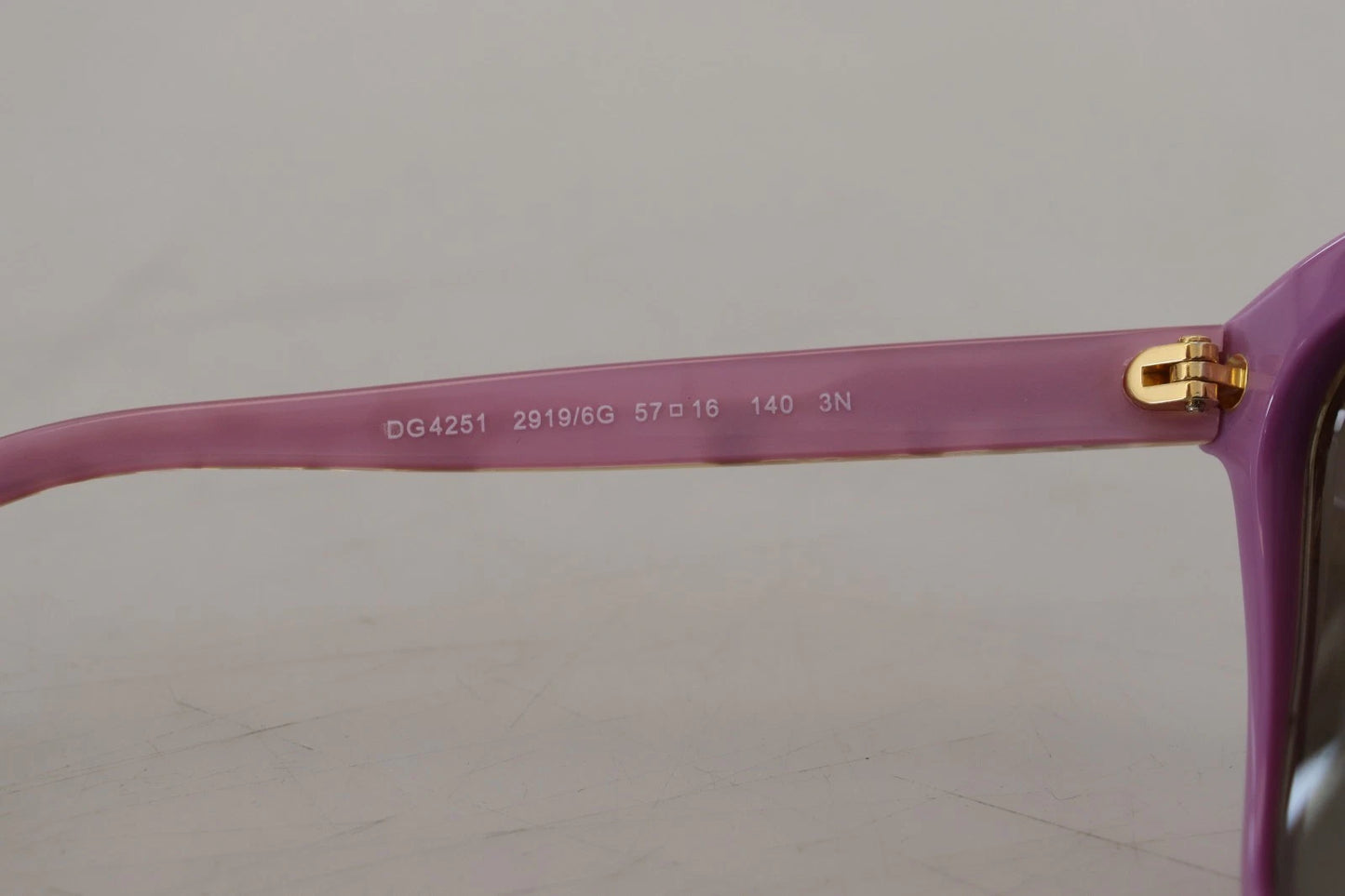 Dolce &amp; Gabbana DG4251 Sonnenbrille mit roségoldenem Vollrand und rechteckigem Rahmen