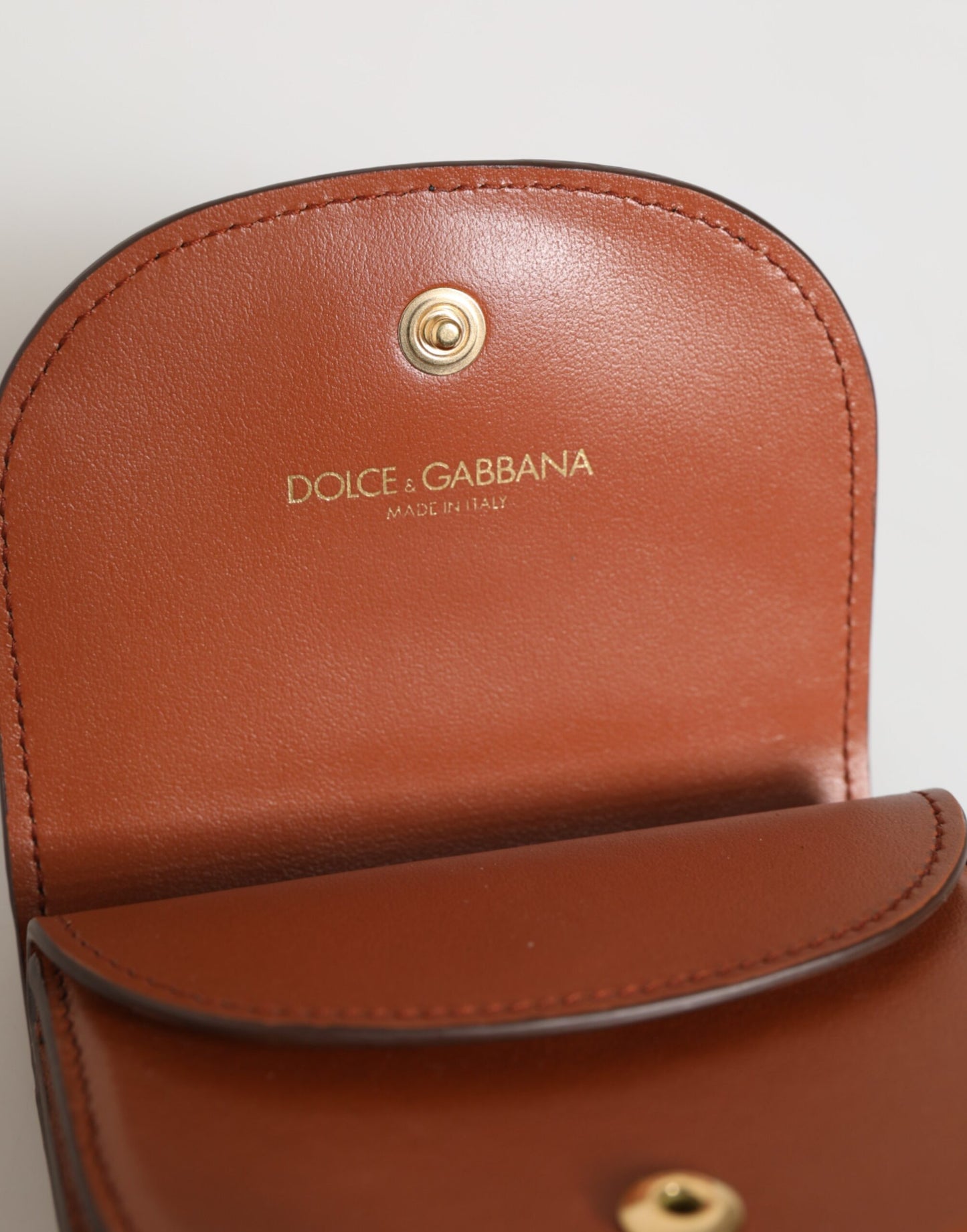 Dolce &amp; Gabbana Geldbörse aus braun-schwarzem Kalbsleder mit Leopardenmuster und Logo-Plakette