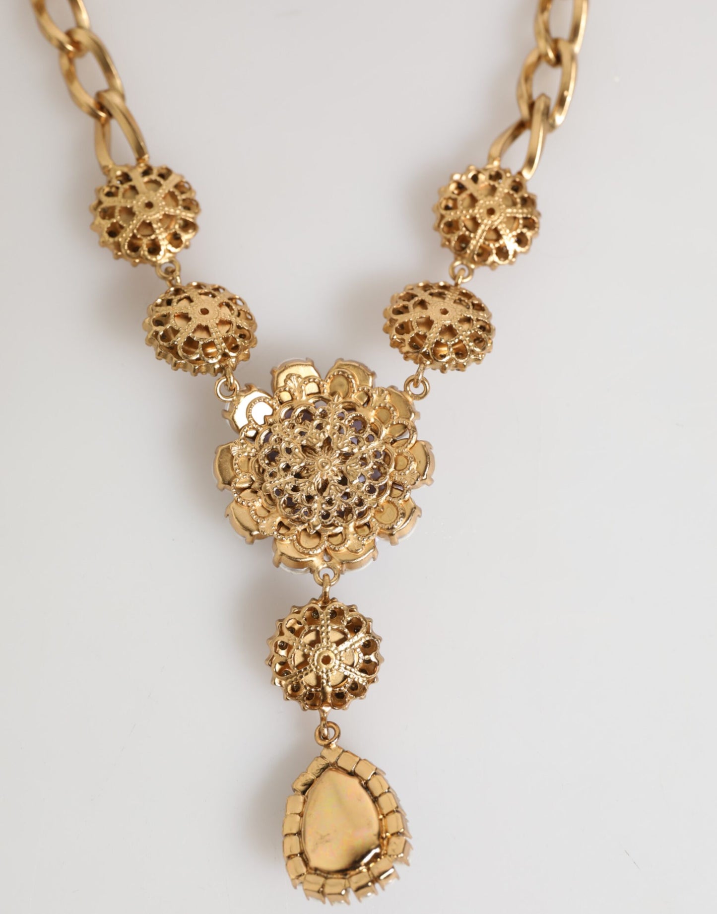 Dolce &amp; Gabbana Halskette mit Anhänger aus Gold, Messing, Kristall, Perle und lila Blumenmuster