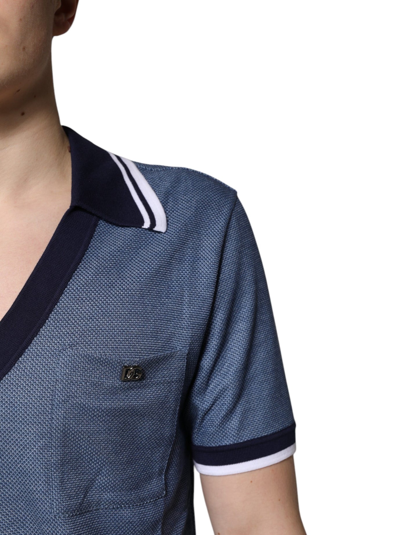 Dolce &amp; Gabbana Polo-Shirt aus Seidenmischung mit blauem Kragen und V-Ausschnitt
