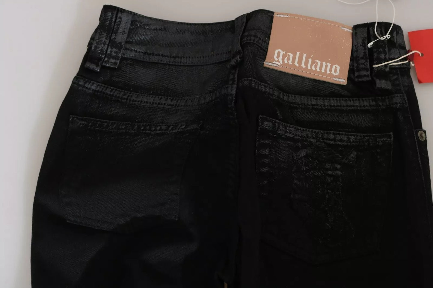 John Galliano Schwarze, gewaschene, hochtaillierte, ausgestellte Denim-Freizeithose