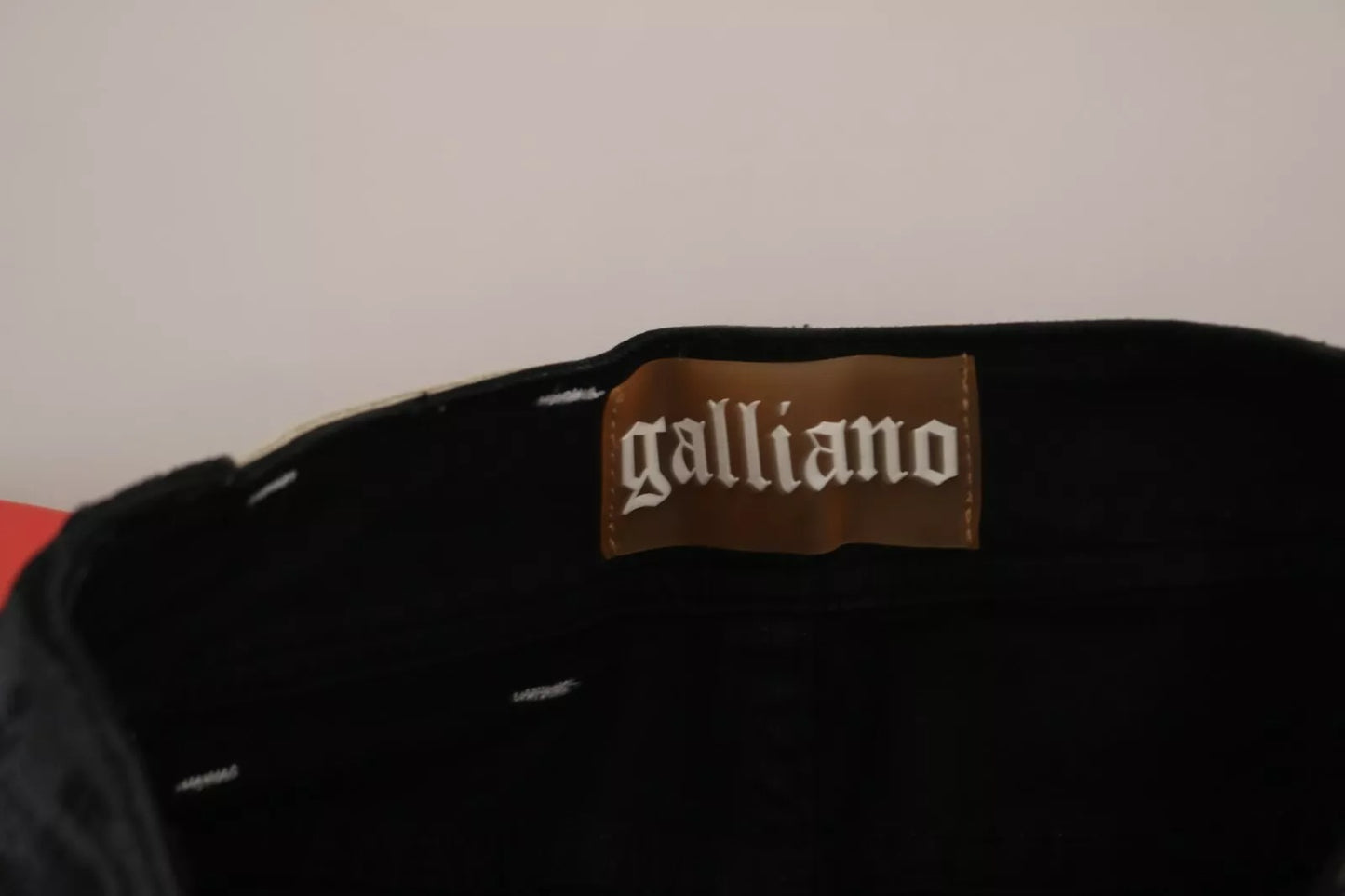 John Galliano Schwarze, gewaschene, hochtaillierte, ausgestellte Denim-Freizeithose