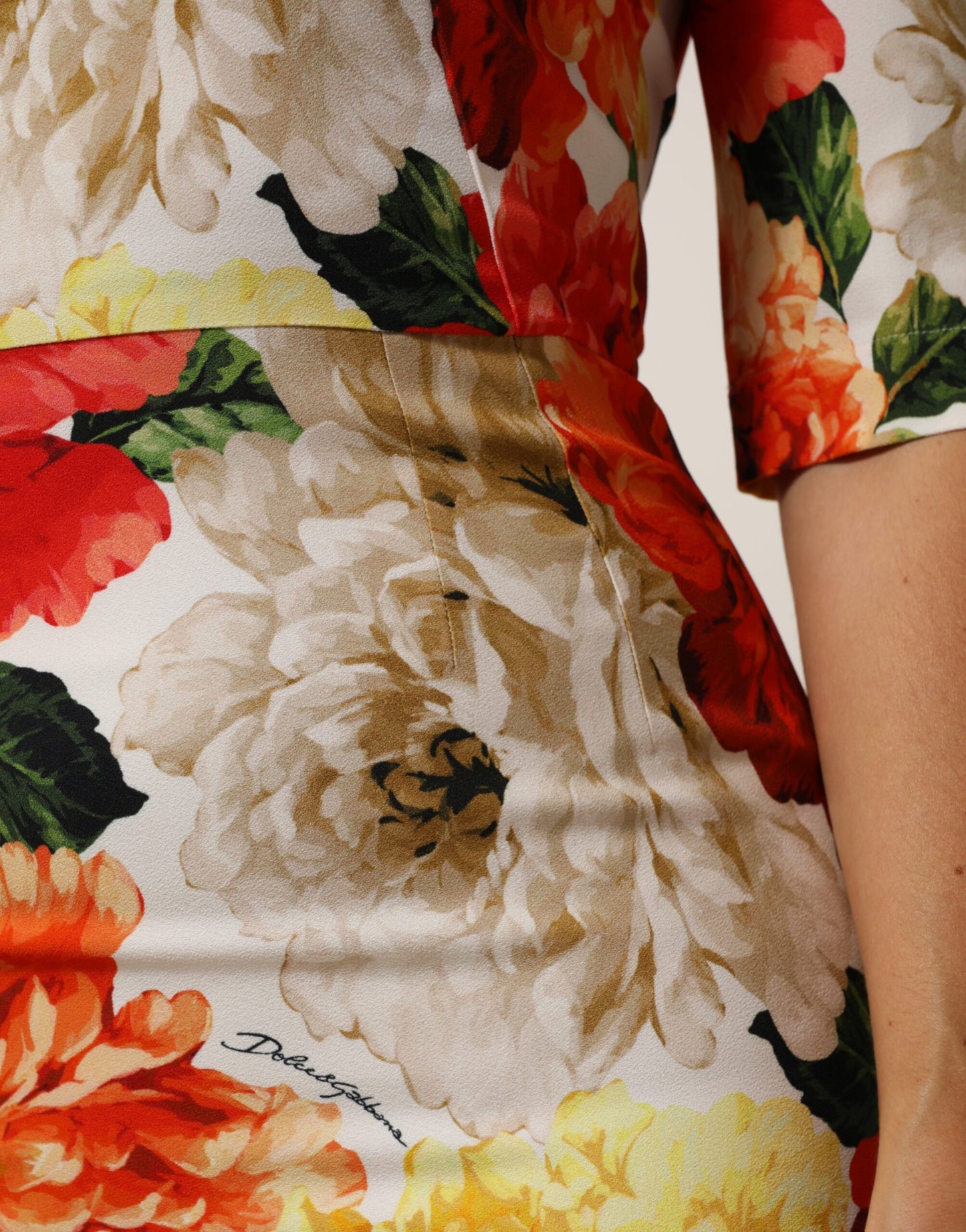 Dolce &amp; Gabbana Etuikleid aus Viskose mit mehrfarbigem Blumenmuster