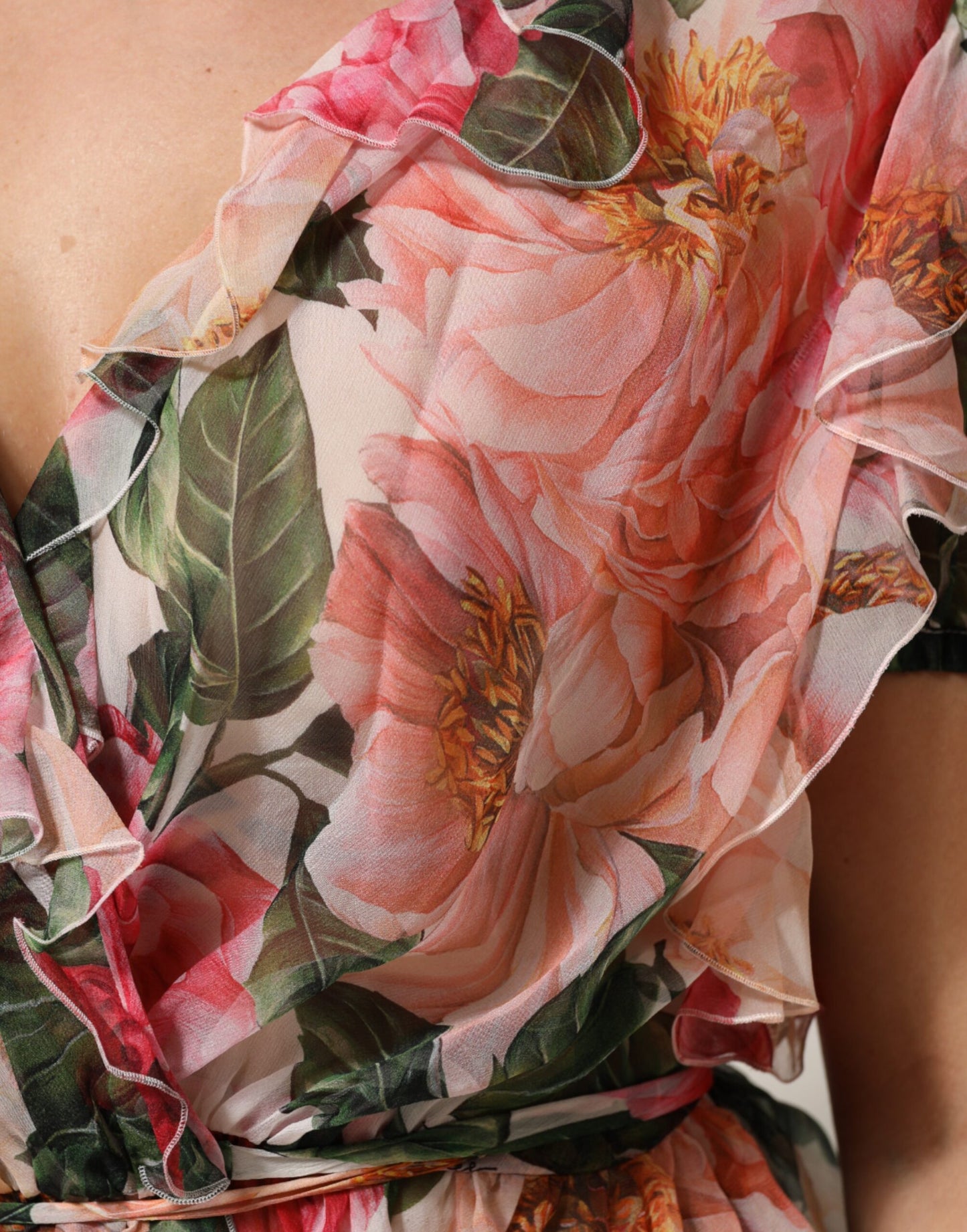 Dolce &amp; Gabbana Bluse aus Seide mit rosa Kamelienprint und V-Ausschnitt