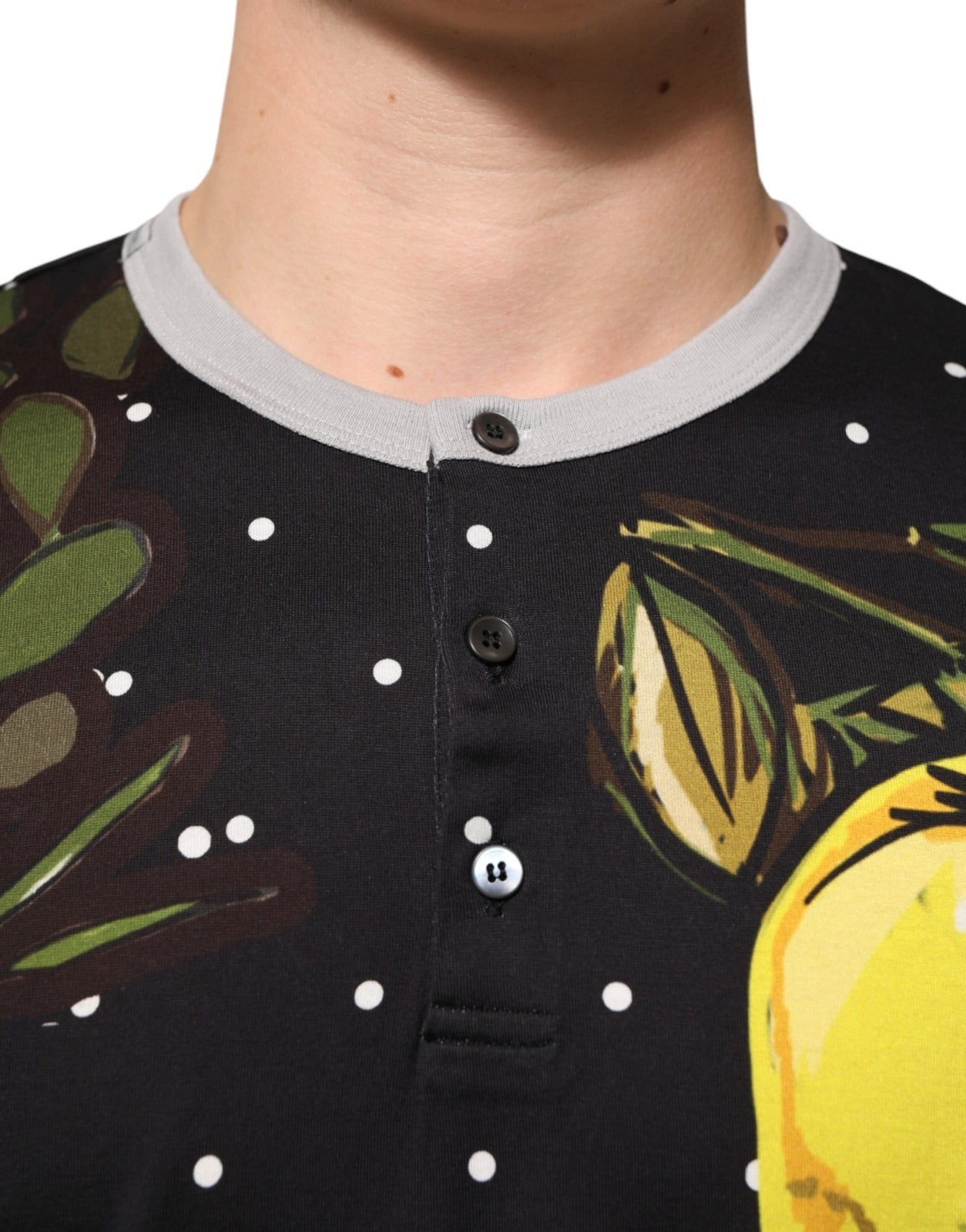 Dolce &amp; Gabbana Henley-Shirt mit schwarzen Polka-Dots, Zitronen- und Pferdemotiv