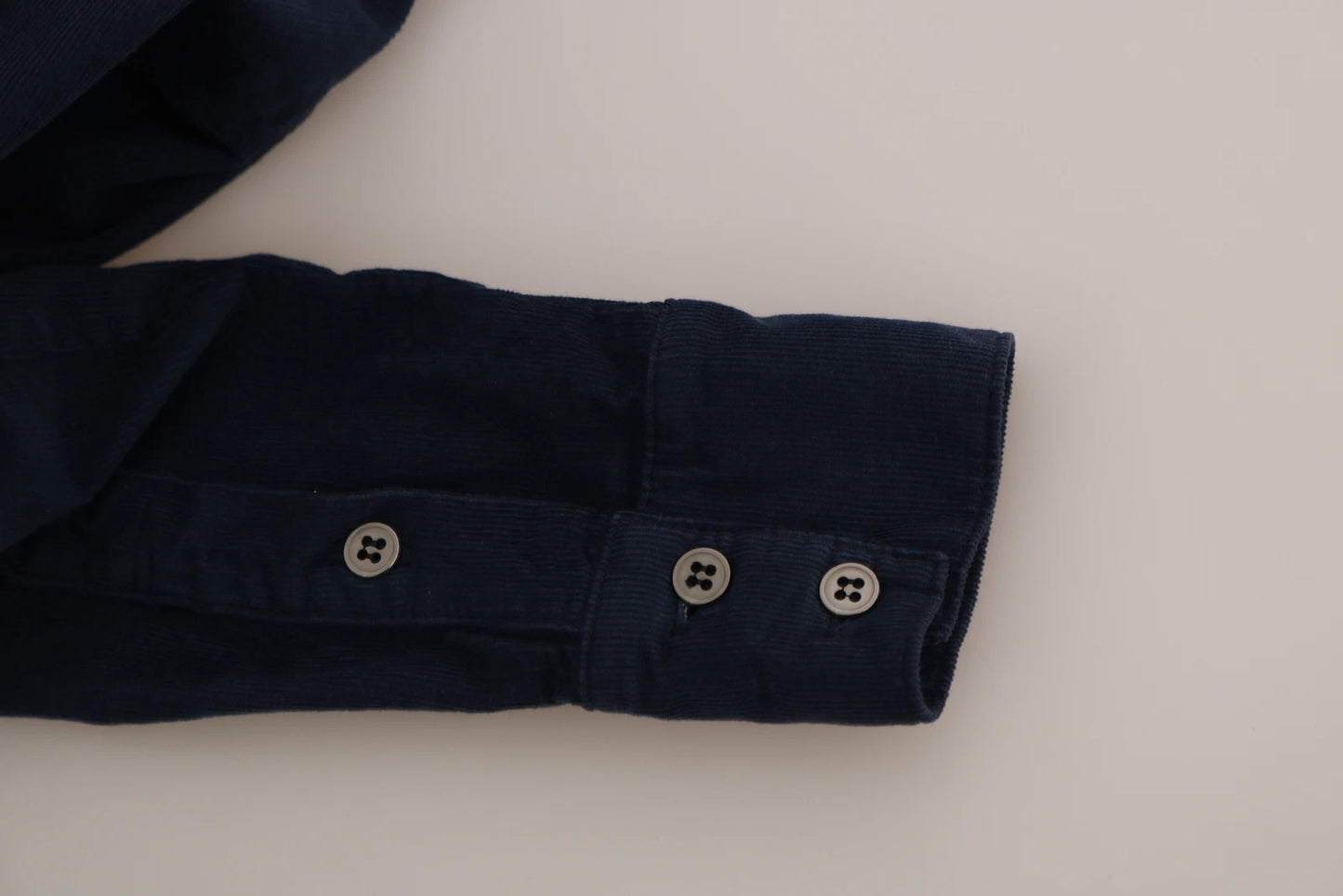 Acht Baumwollblaues Cordhemd mit langen Ärmeln