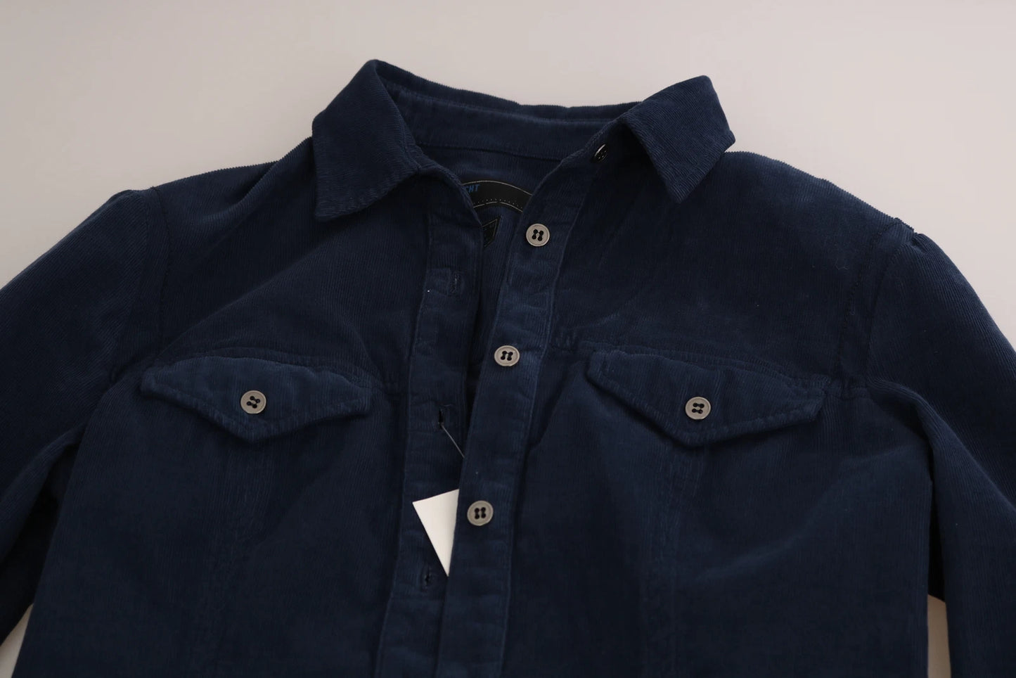 Acht Baumwollblaues Cordhemd mit langen Ärmeln